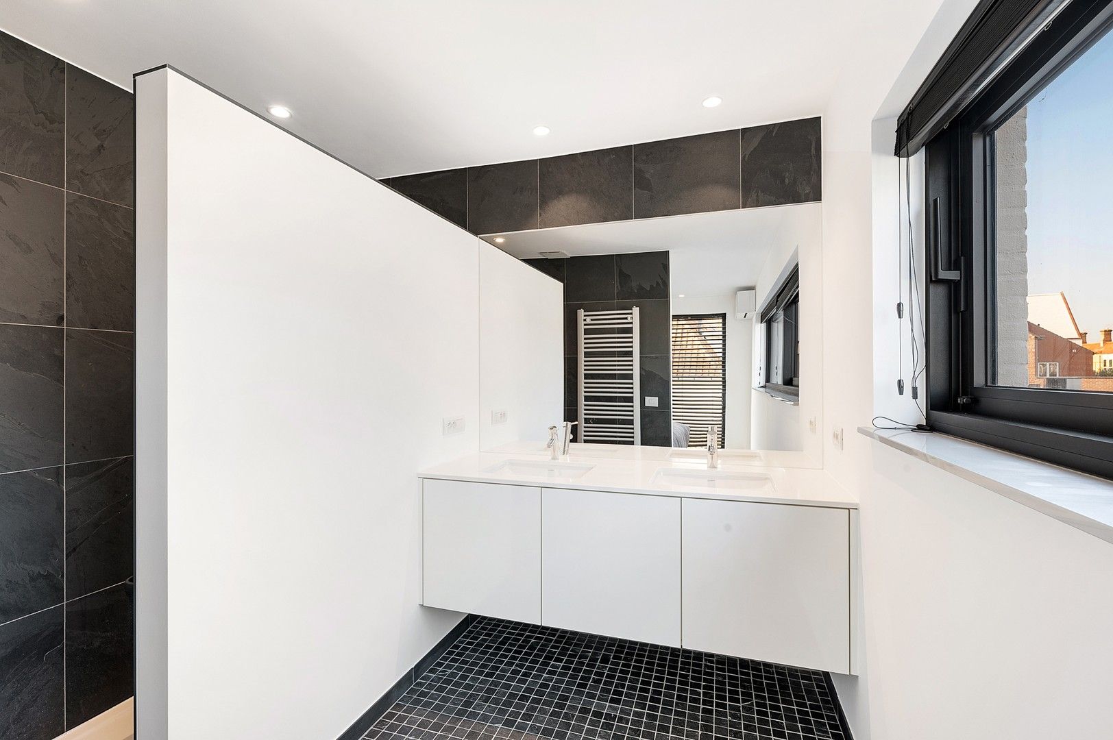 Hedendaagse, recente koppelwoonst centraal gelegen te oud-Knokke. foto 22