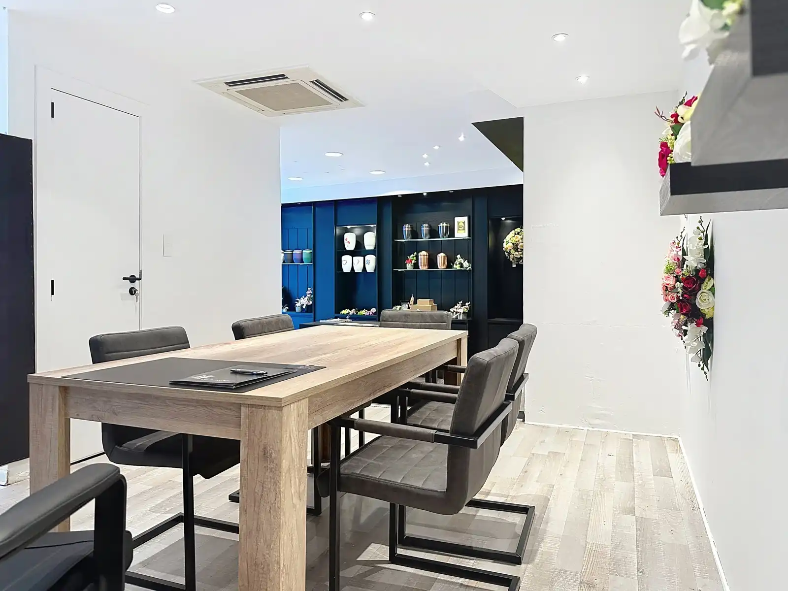 Handelsruimte centraal in winkelstraat foto 3