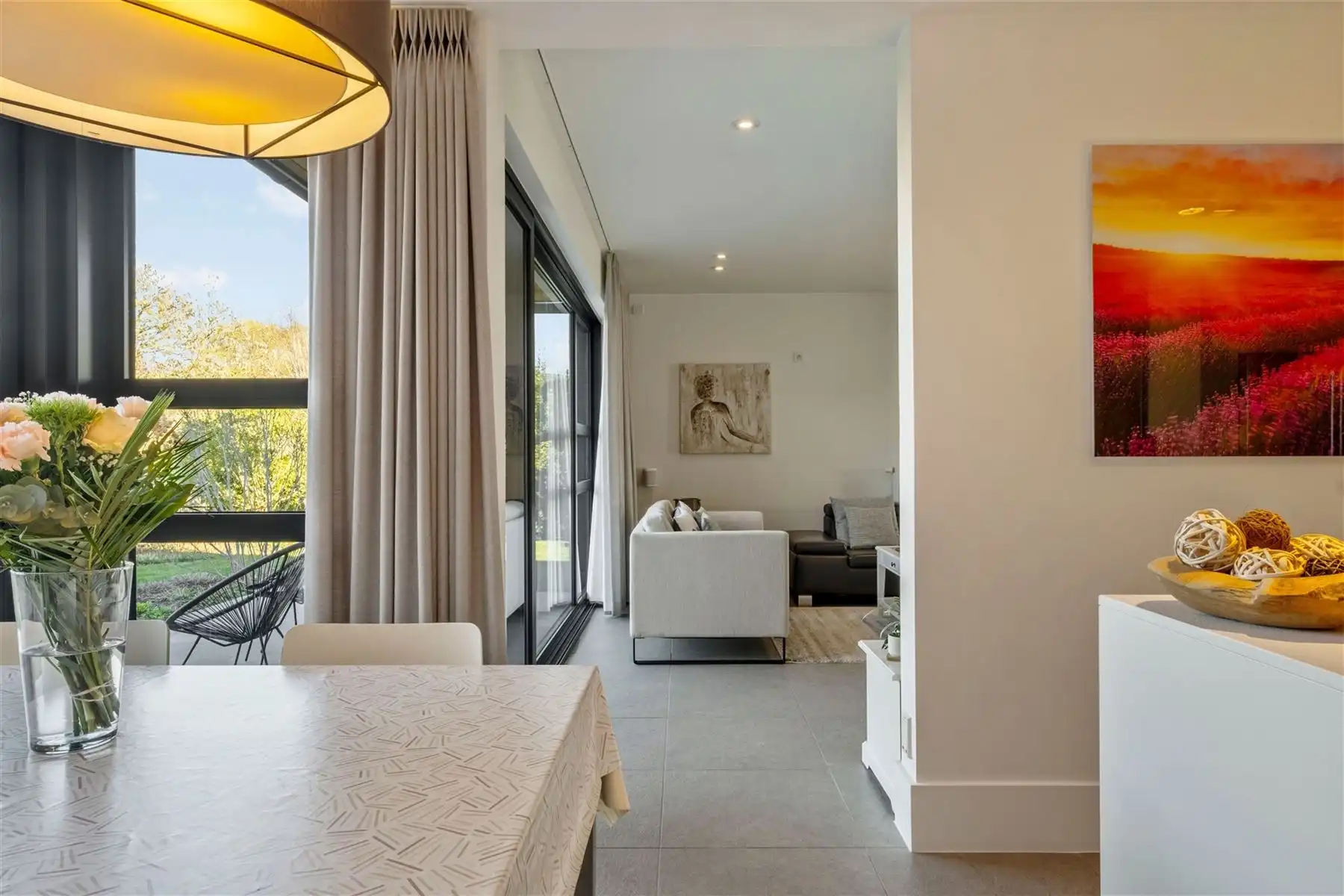 Instapklare gezinswoning met zwembad en multifunctioneel bijgebouw foto 7