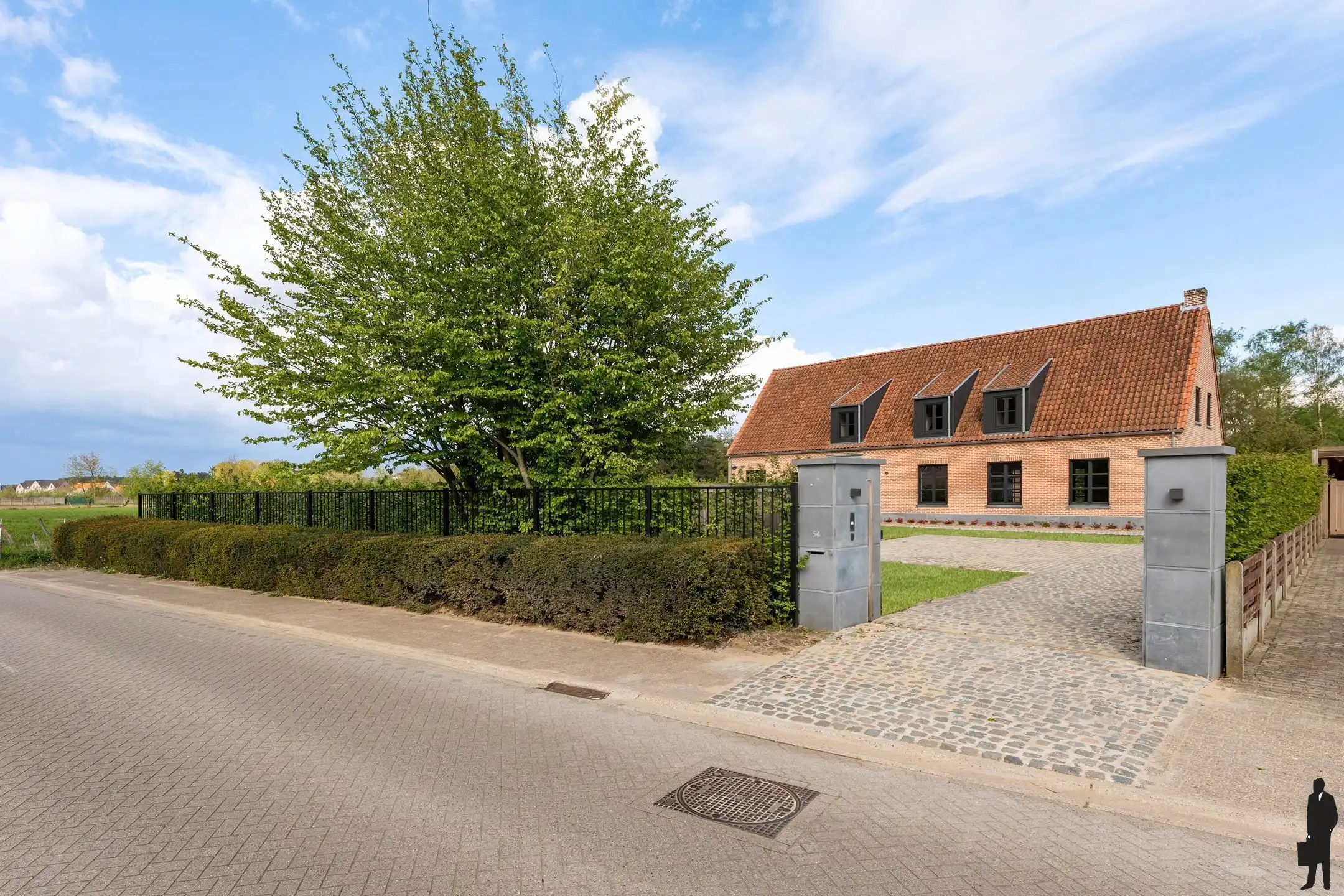 Hoogwaardig, gerenoveerde villa op een perceel van 3.552m² foto 2