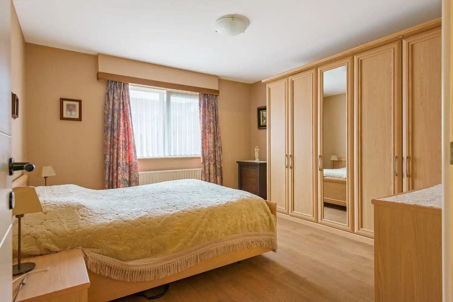 Ruim gelijkvloers appartement met 3 slaapkamers en 2 garageboxen in het centrum van Ranst! foto 10