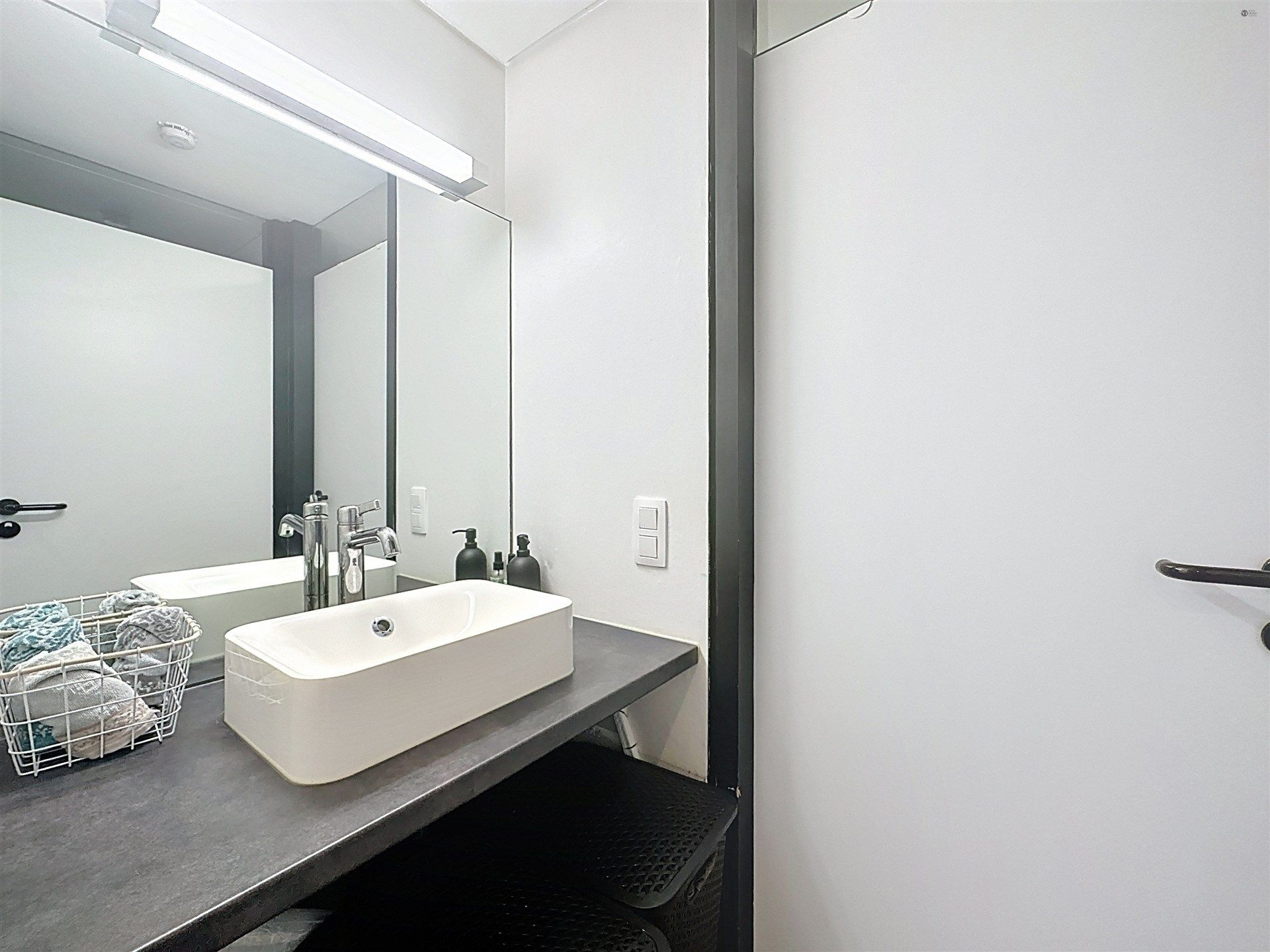 Instapklaar 2-slaapkamer appartement met 40m² terras op toplocatie. foto 7