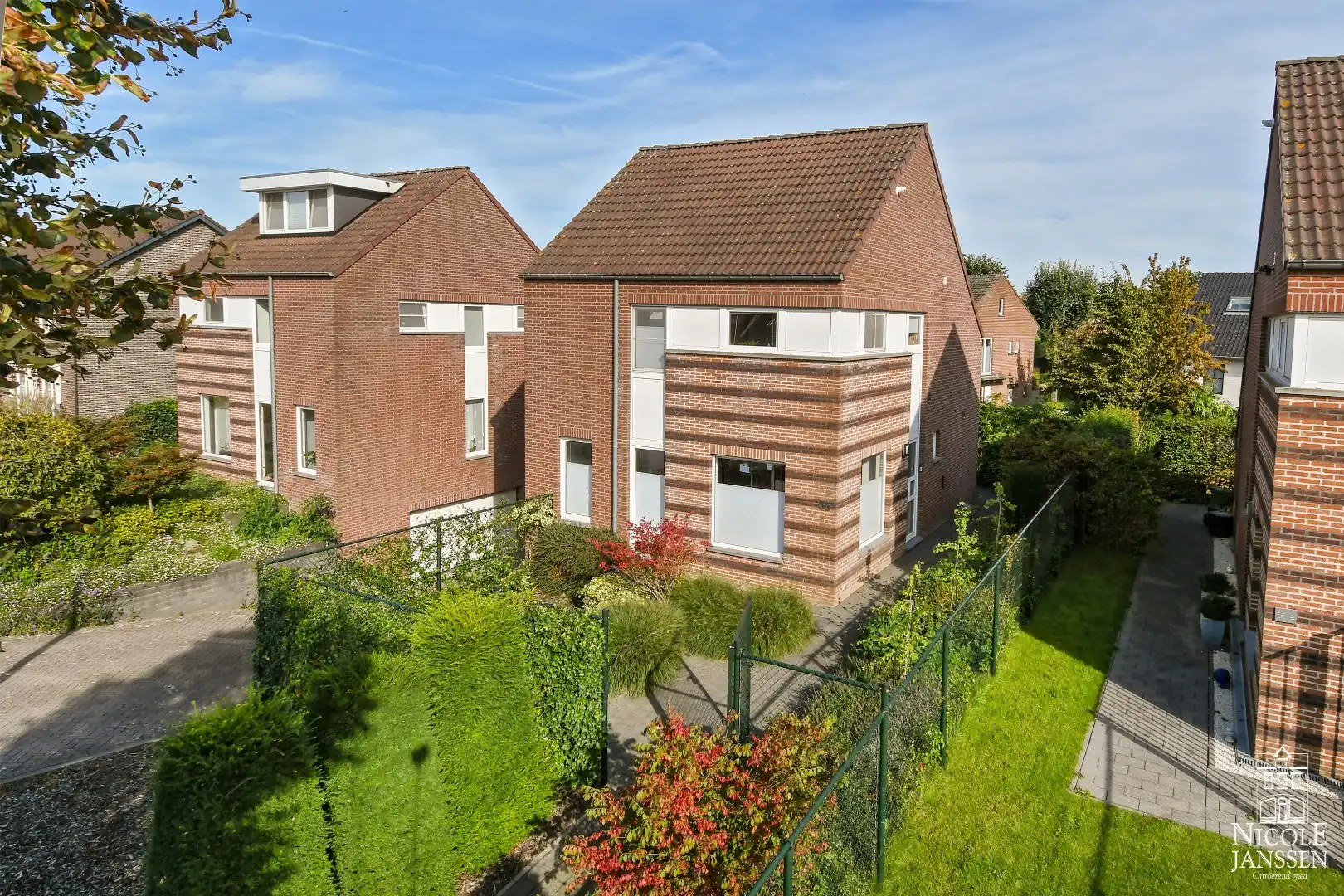 Instapklaar en ruim ingedeeld woonhuis met tuin foto 2