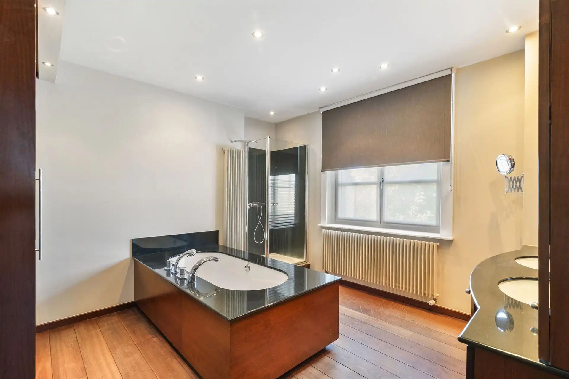 Handelspand met woonst op commerciële toplocatie foto 17