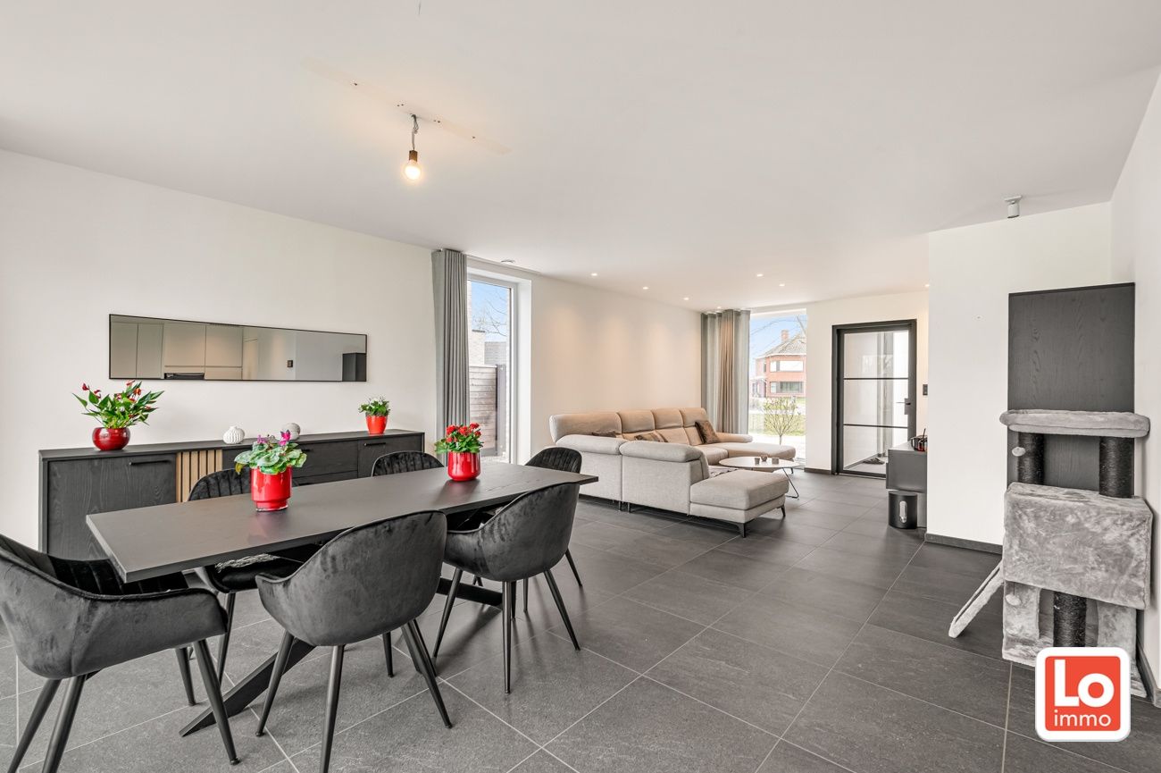 VERKOCHT! Instapklare halfopen nieuwbouw woning met inpandige garage en open zicht op een landelijke locatie in Beervelde! foto 9
