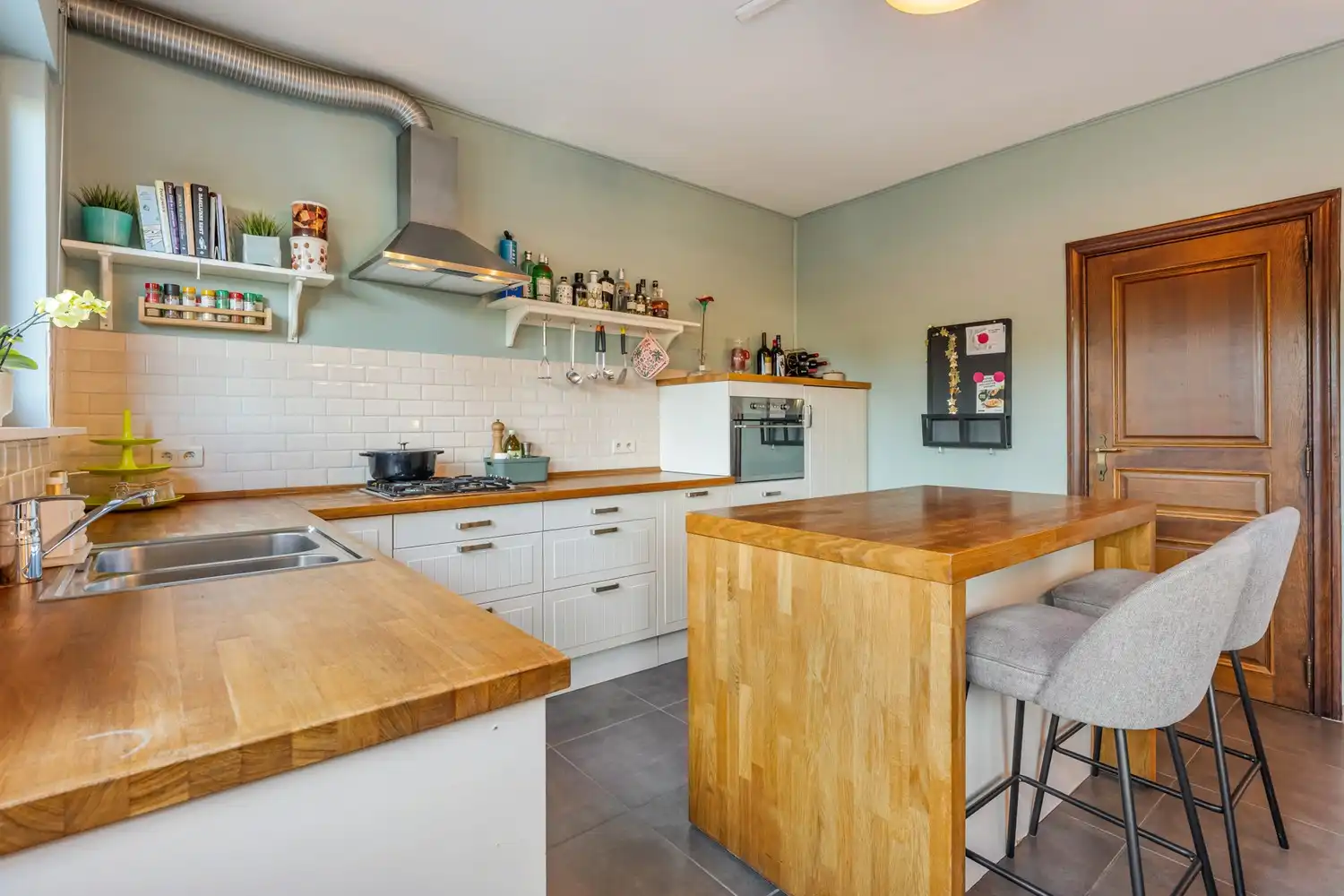 Goed gelegen, halfopen en energiezuinige woning met 3 slaapkamers, een bureau en een oprit met een garage te Kessel-Lo! foto 7