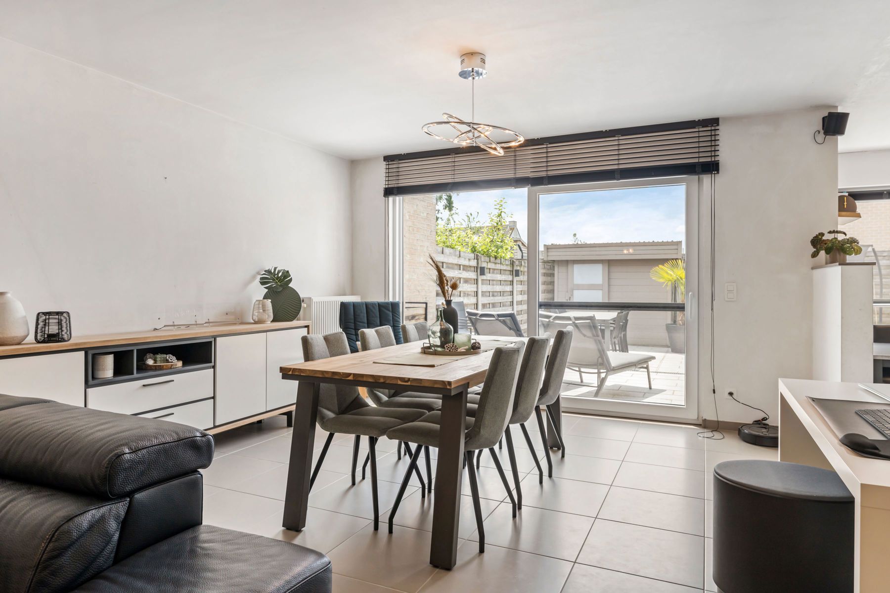 Instapklare woning met tuin, zonnepanelen en 3 slpks foto 3