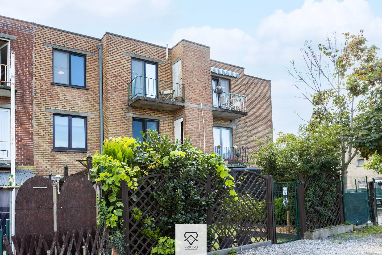 Knap gerenoveerd 2-slaapkamerappartement met zonnig terras in Wondelgem foto 2