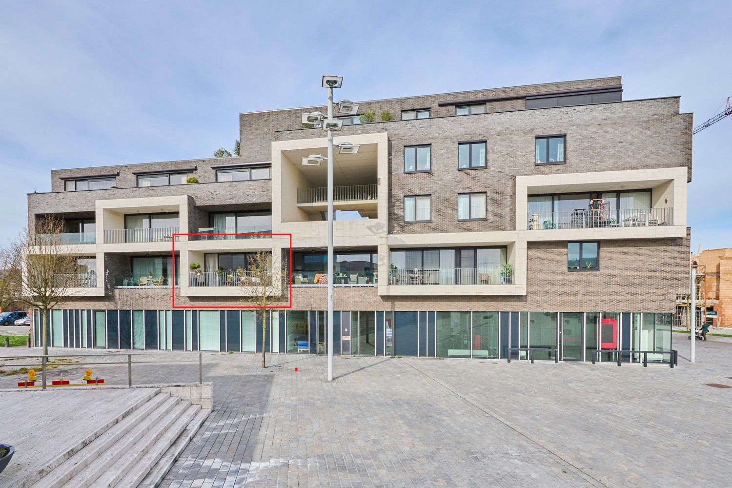 Senioren appartement gelegen op de eerste verdieping met zongericht terras en fijn uitzicht op het stadsplein foto {{pictureIndex}}