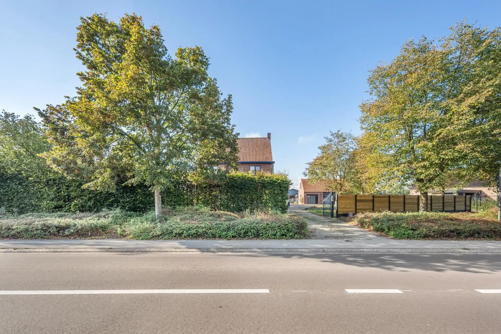 Landelijke hoeve met stallingen en potentieel. foto {{pictureIndex}}
