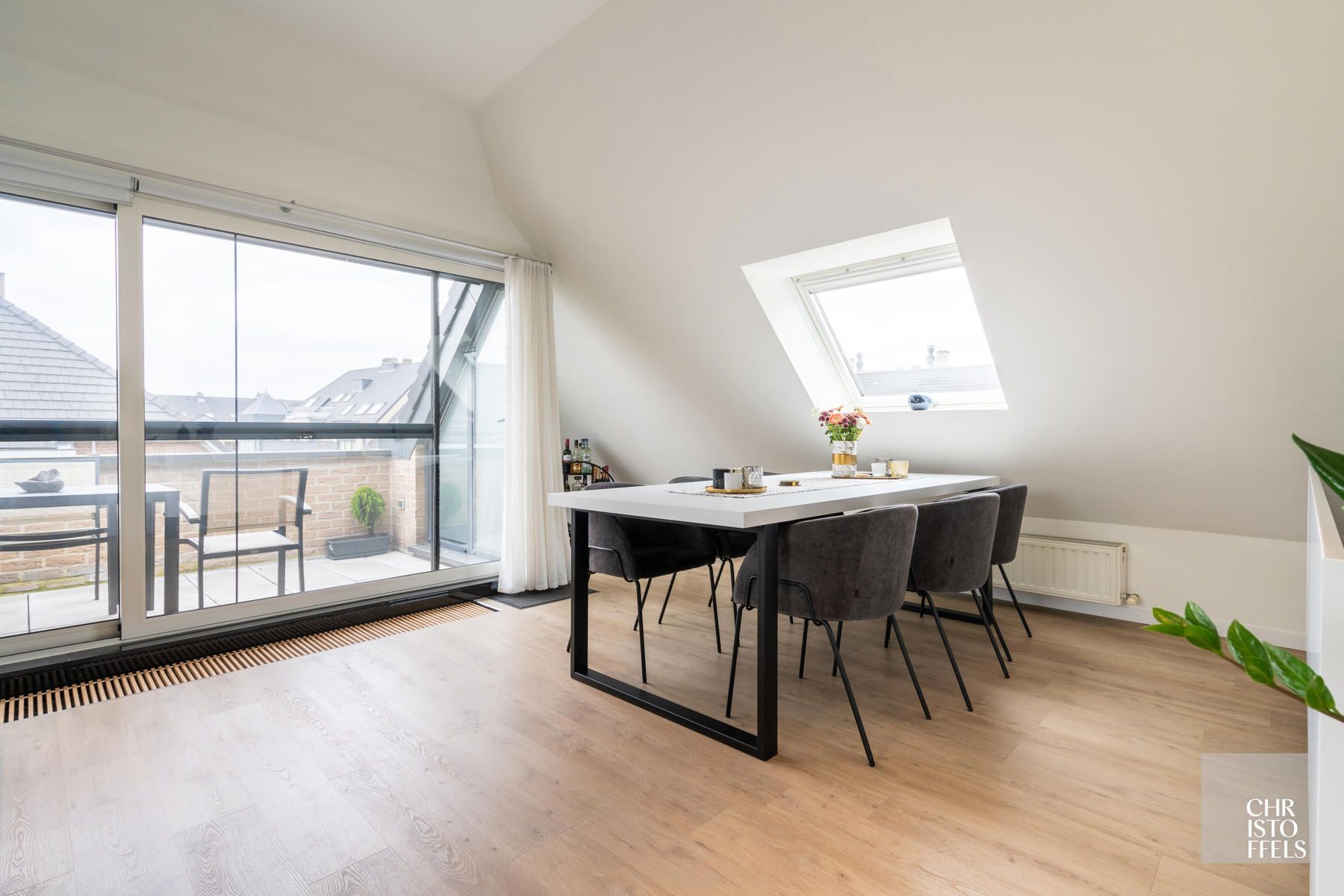 TE HUUR - Appartement met 2 slaapkamers én garagebox in het centrum van Lanaken! foto 13