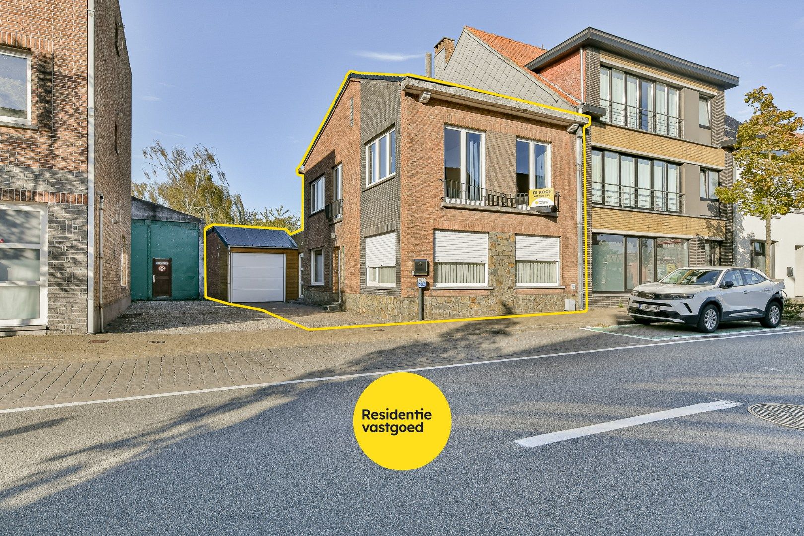 Halfopen woning met drie slaapkamers, tuin en garage foto {{pictureIndex}}