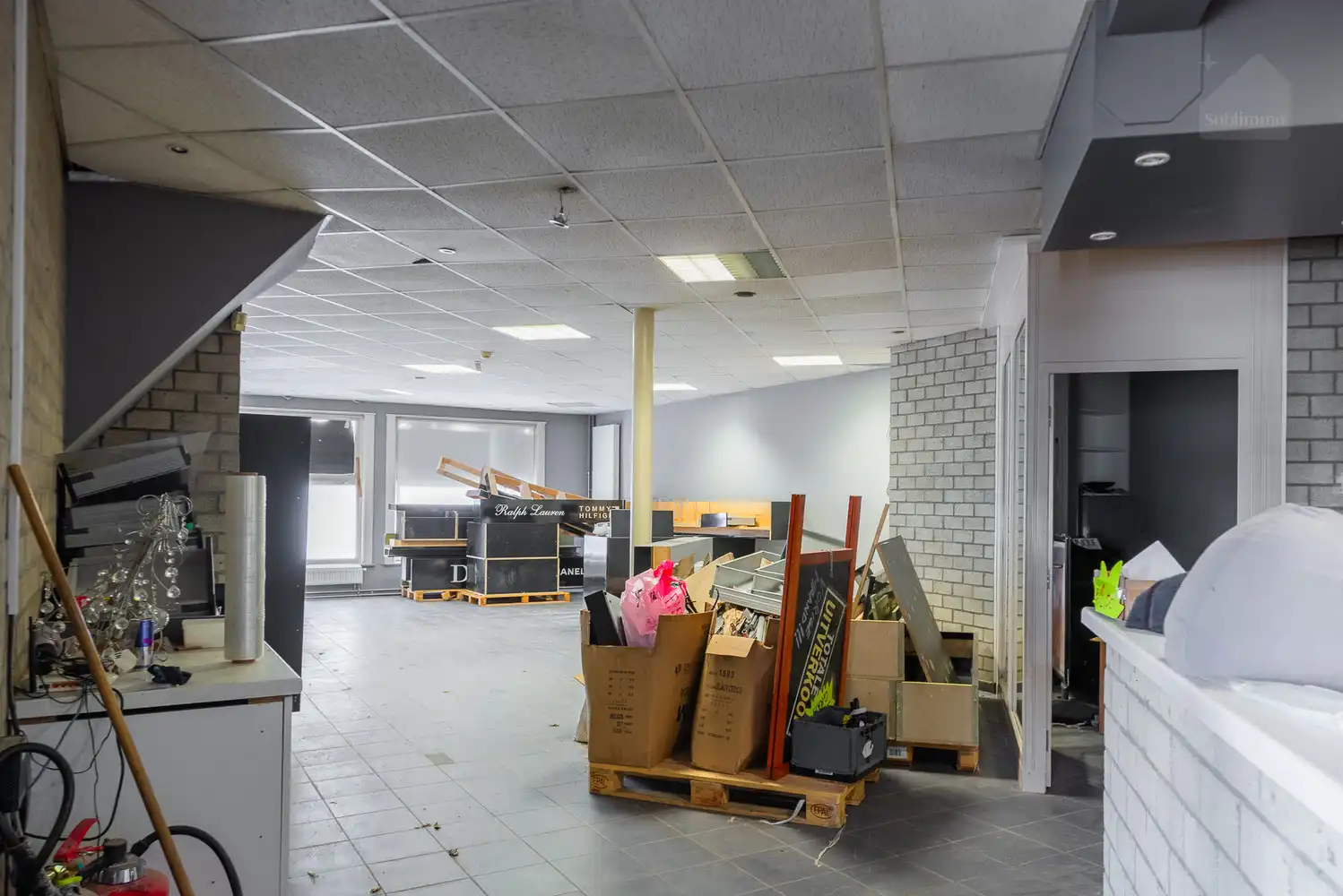 Handelspand/kantoorruimte met magazijn op commerciële toplocatie in Meerhout foto 4