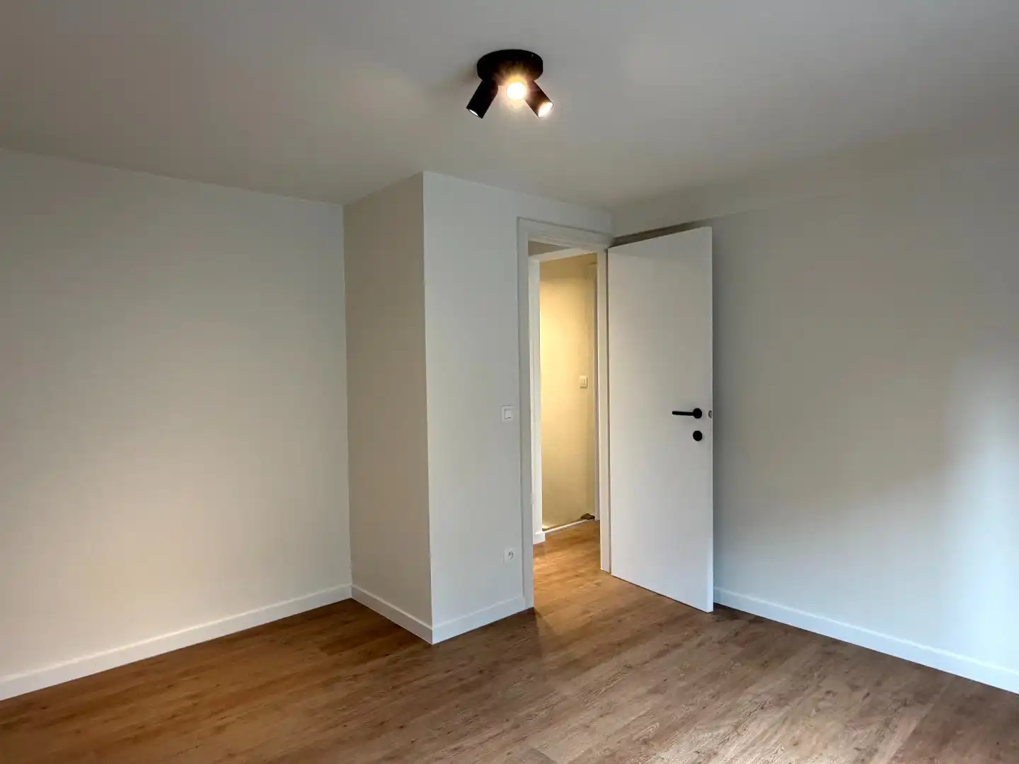 Gerenoveerde gezinswoning met 3 slaapkamers, tuin en garage. foto 16