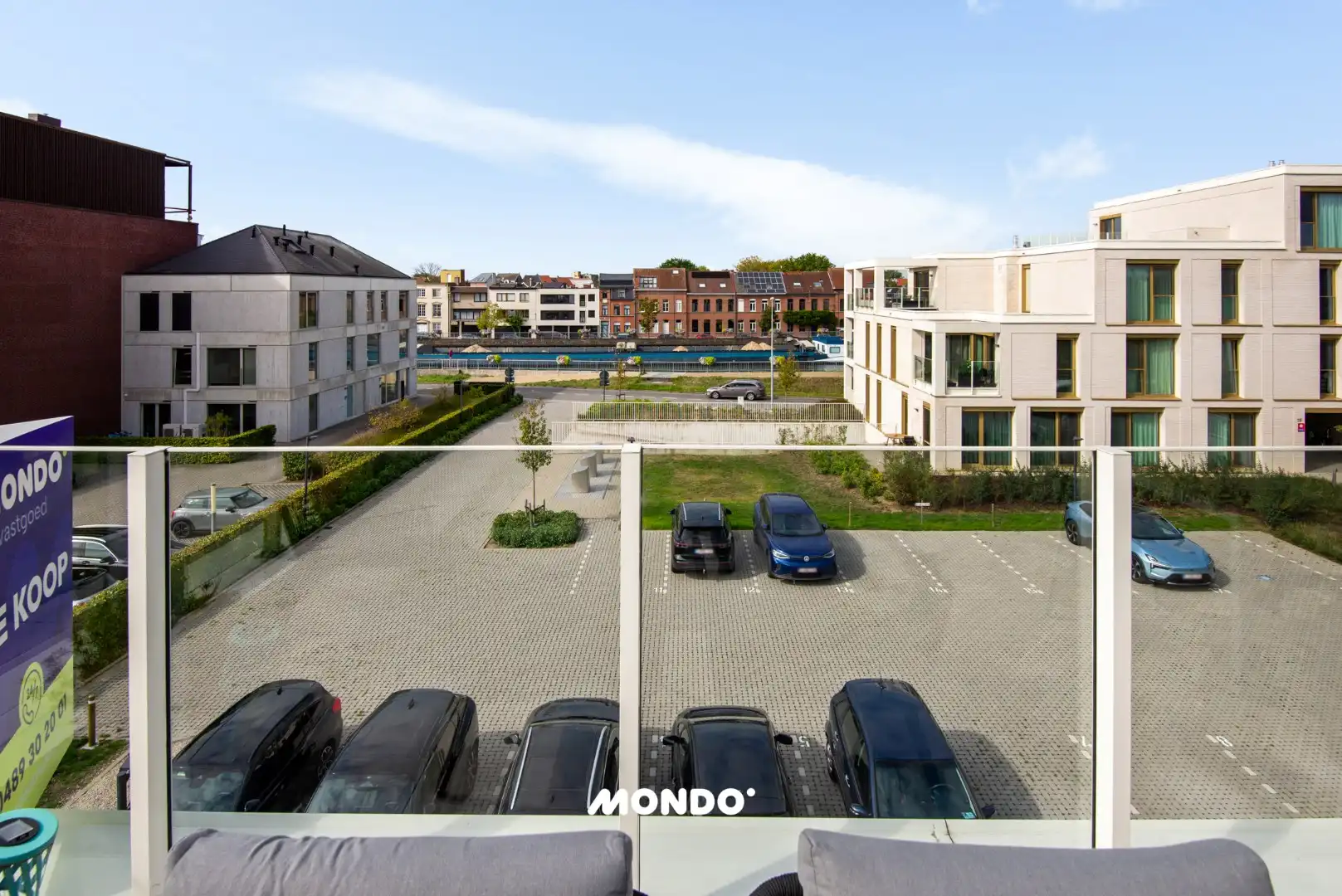 Lichtrijk 2 slaapkamerappartement met ruim terras en open zicht op de vaart foto 3