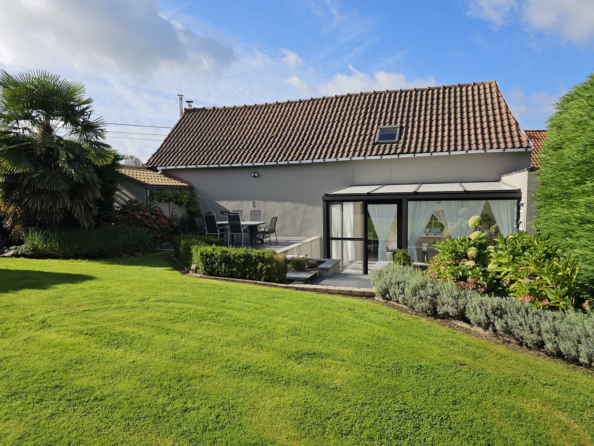 Woning in landelijke stijl met tuin, veranda en ruime garage  foto 4