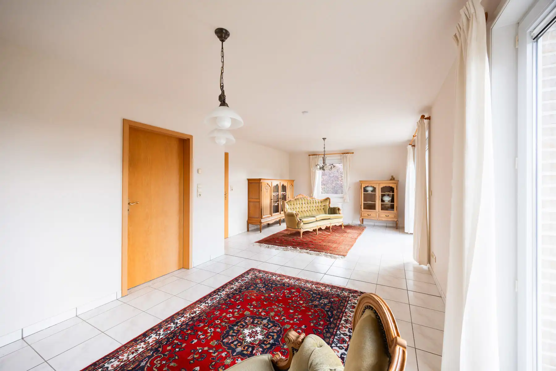 Gelijkvloerse open bebouwing met onderhoudsvriendelijke tuin foto 4