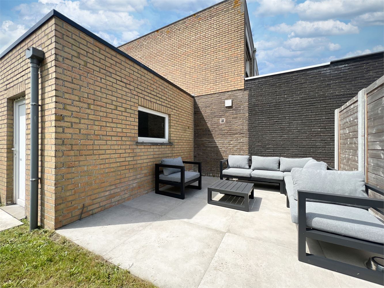 Instapklare, ruime gezinswoning met 2 garages + tuin! foto 14