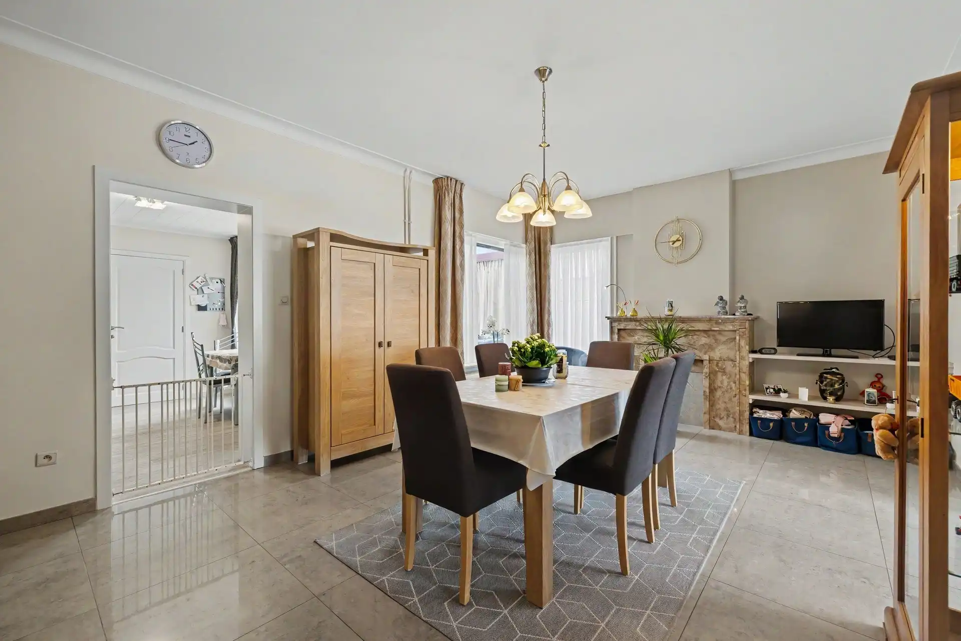 Goed gelegen halfopen bebouwing met ruime oprit, 3 slaapkamers en tuin foto 5