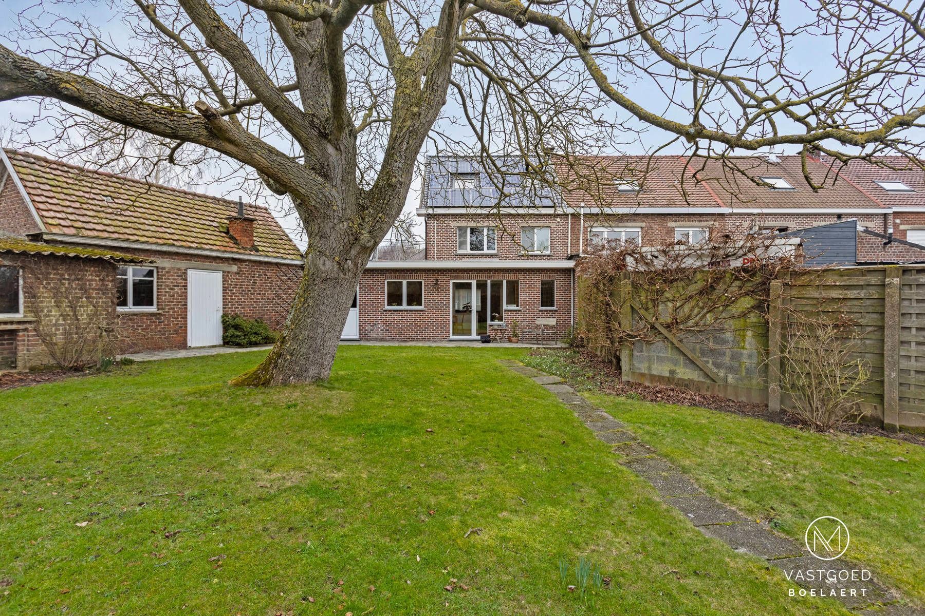 Gezinswoning met grote tuin en garage foto 24
