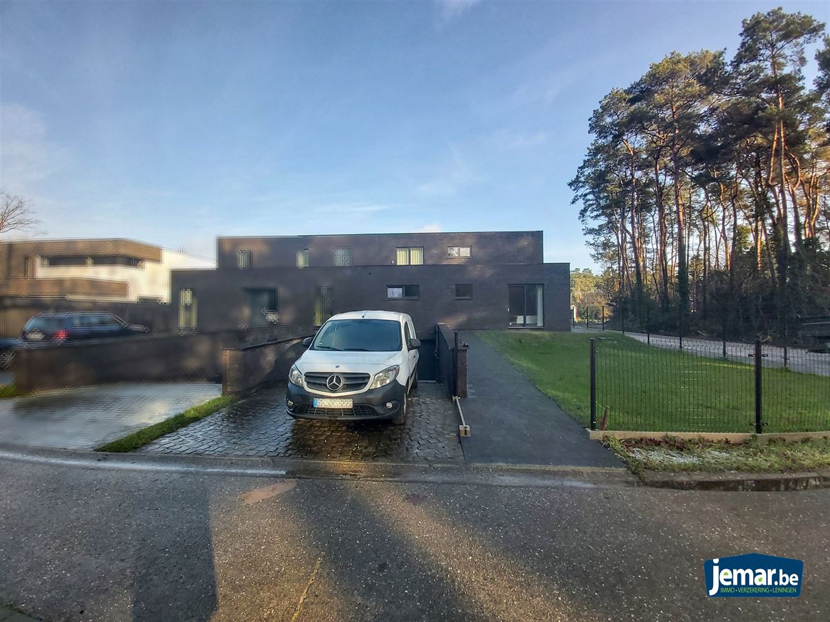 Moderne nieuwbouwwoning met 4 slaapkamers, 3 badkamers en volledige onderkeldering in Maasmechelen! foto {{pictureIndex}}