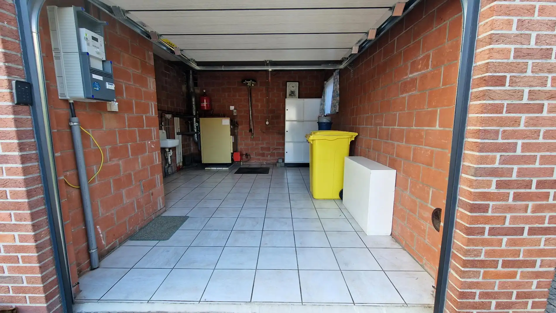 Open bebouwing met ruime tuin en garage foto 8