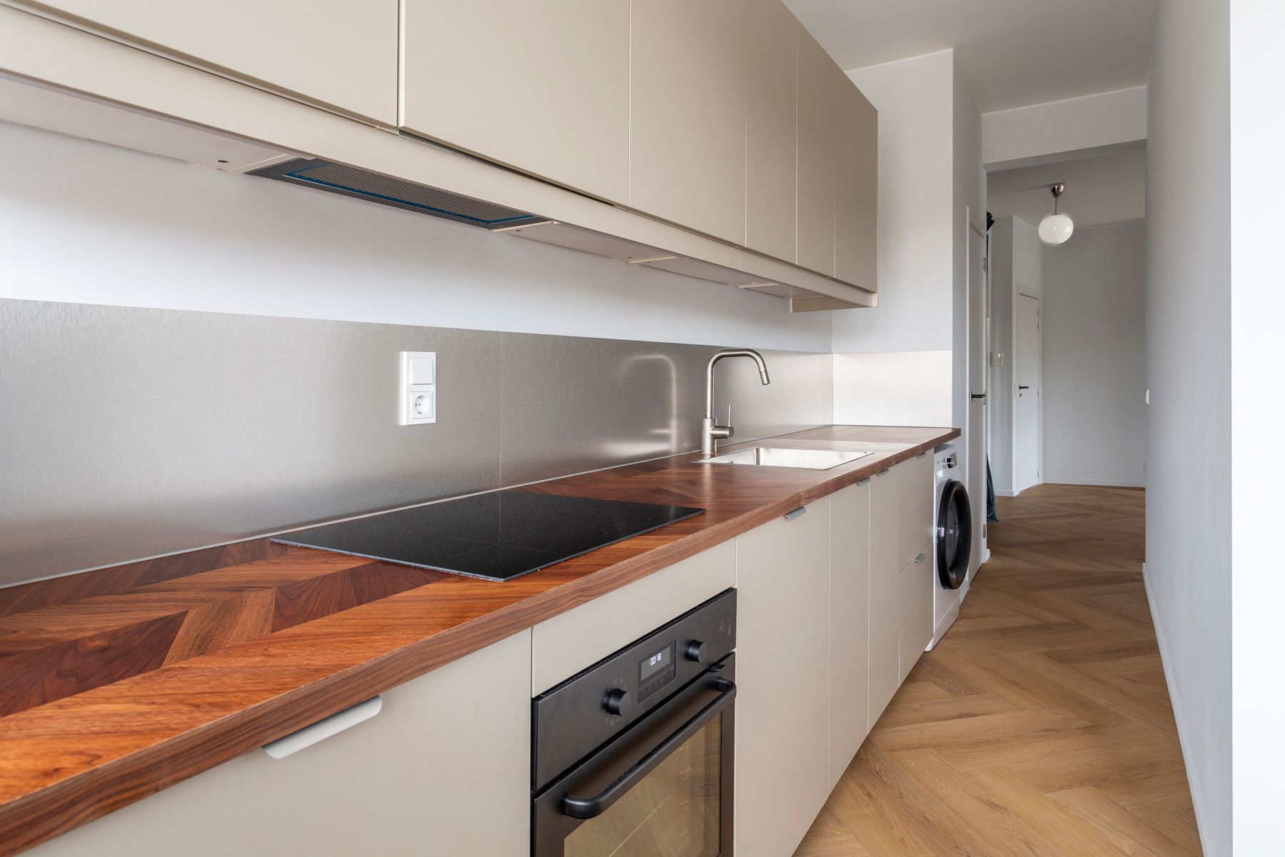 Gemeubeld appartement met buitenruimte aan het Zuidpark foto 3