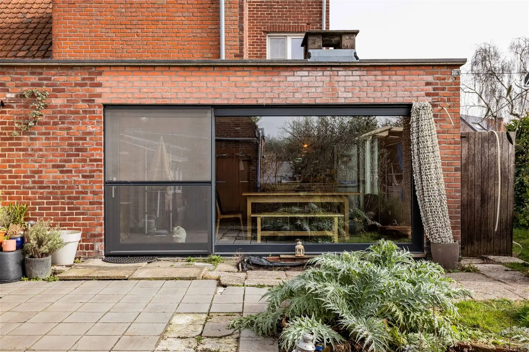 Een huis met karakter. Een tuin met sfeer foto 24