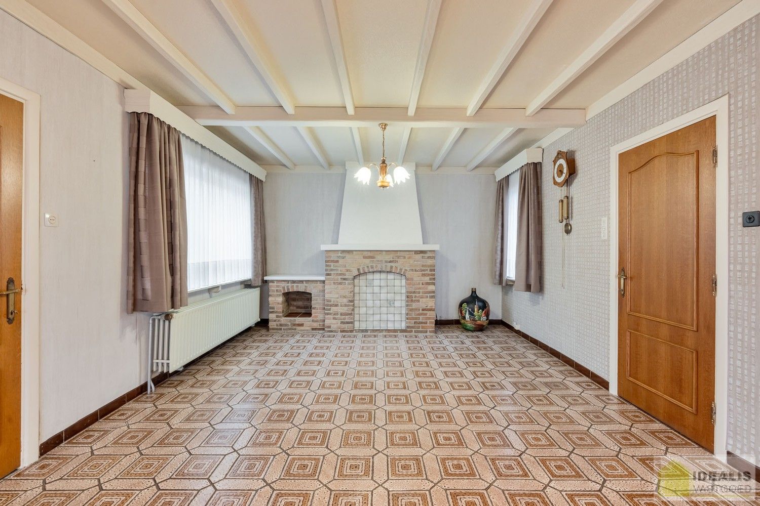 TE RENOVEREN WONING MET EEN RUIME WOONKAMER, KEUKEN MET EETKAMER, 4 AANGENAME SLAAPKAMERS WAARVAN 1 GELIJKVLOERS, BADKAMER, BERGING EN KELDER GELEGEN OP EEN PERCEEL VAN MAAR LIEFST 14A 94CA IN HET GEZELLIGE GROTE-BROGEL (PEER)! De woning omvat ca.150m² netto bewoonbare oppervlakte met op het gelijkvloers een ruime leefruimte, aansluitend keuken met eetkamer, een badkamer, slaapkamer en op de verdieping 3 ruime slaapkamers! De woning is rustig gelegen vlak bij de dorpskern van het gezellige Grote-Brogel en op enkele autominuten verwijderd van de centra van Peer, Kaulille, Bocholt en Bree. Ideaal voor zij die op zoek zijn naar een volledig naar eigen smaak te renoveren woning op een zeer ruim perceel! foto 9