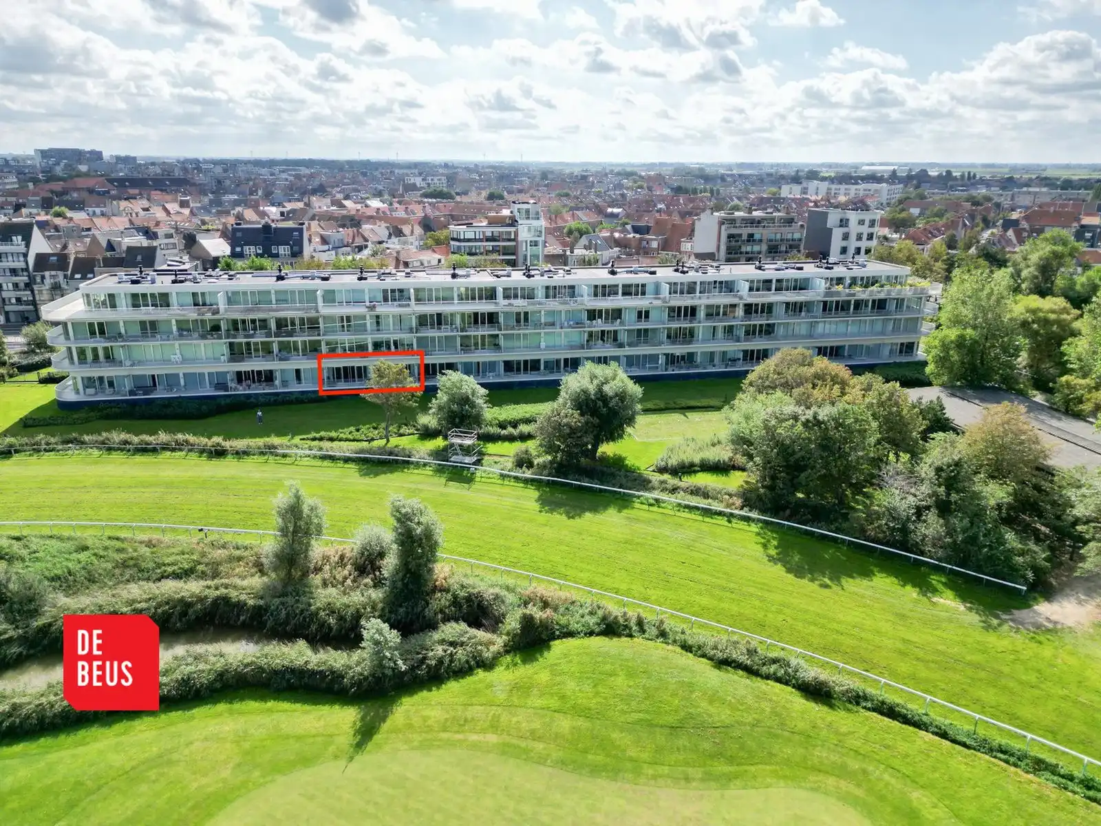 Schitterend, modern afgewerkt appartement op toplocatie aan de Wellington Golf in Oostende foto {{pictureIndex}}