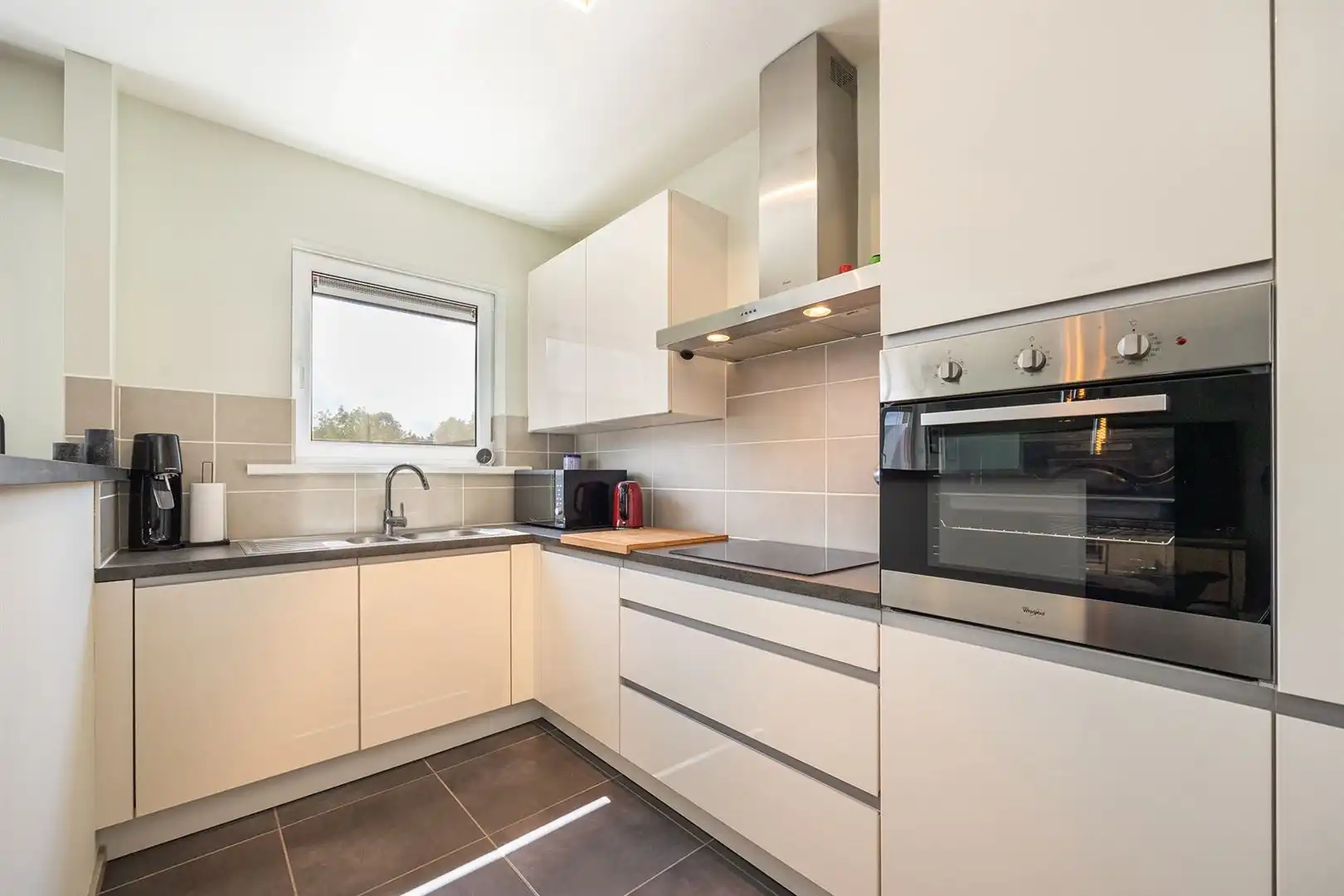 Lichtrijk appartement met 2 slaapkamers, terras en garage foto 6