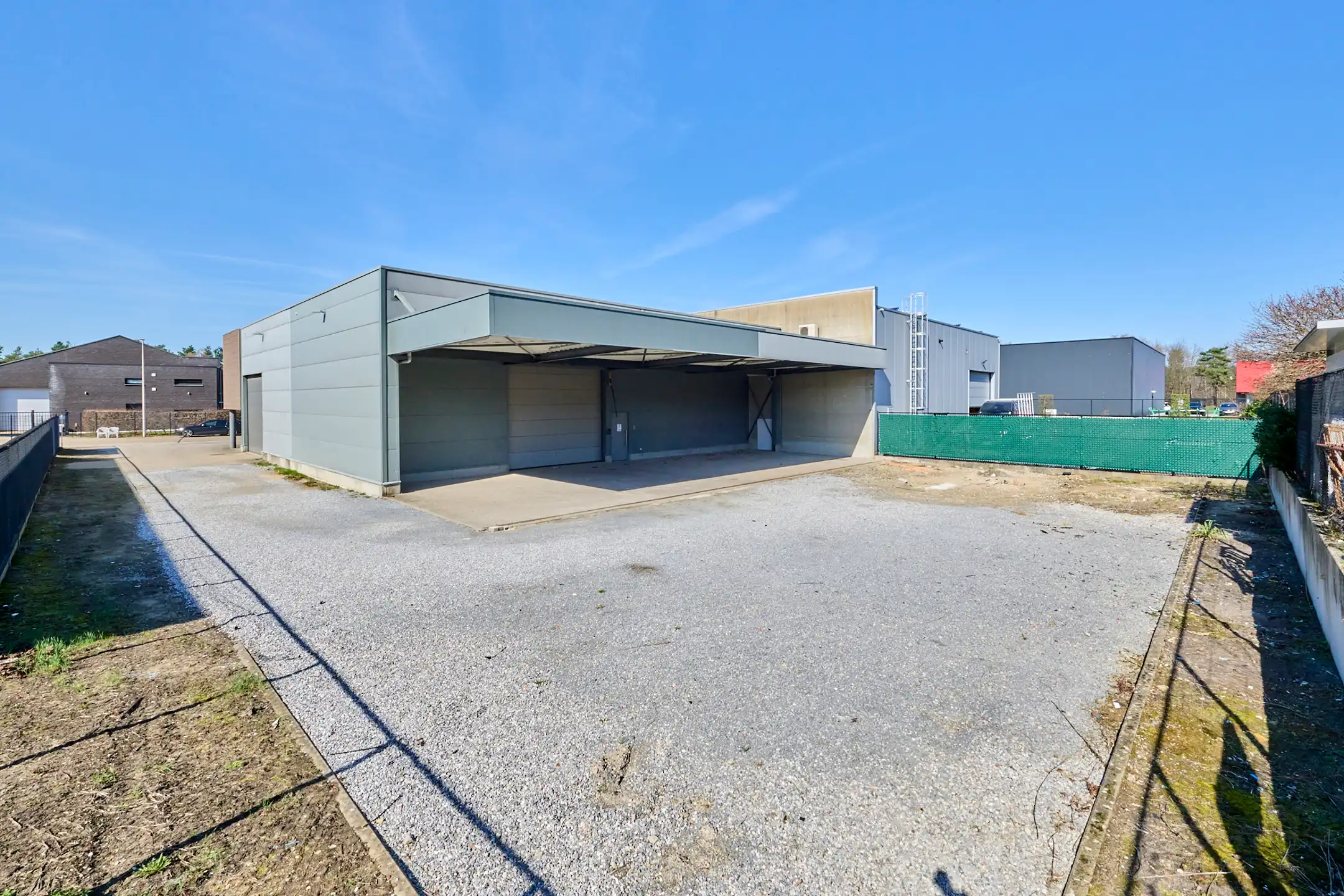 MULTIFUNCTIONEEL BEDRIJFSGEBOUW MET APPARTEMENT EN BUITENTERREIN foto 7