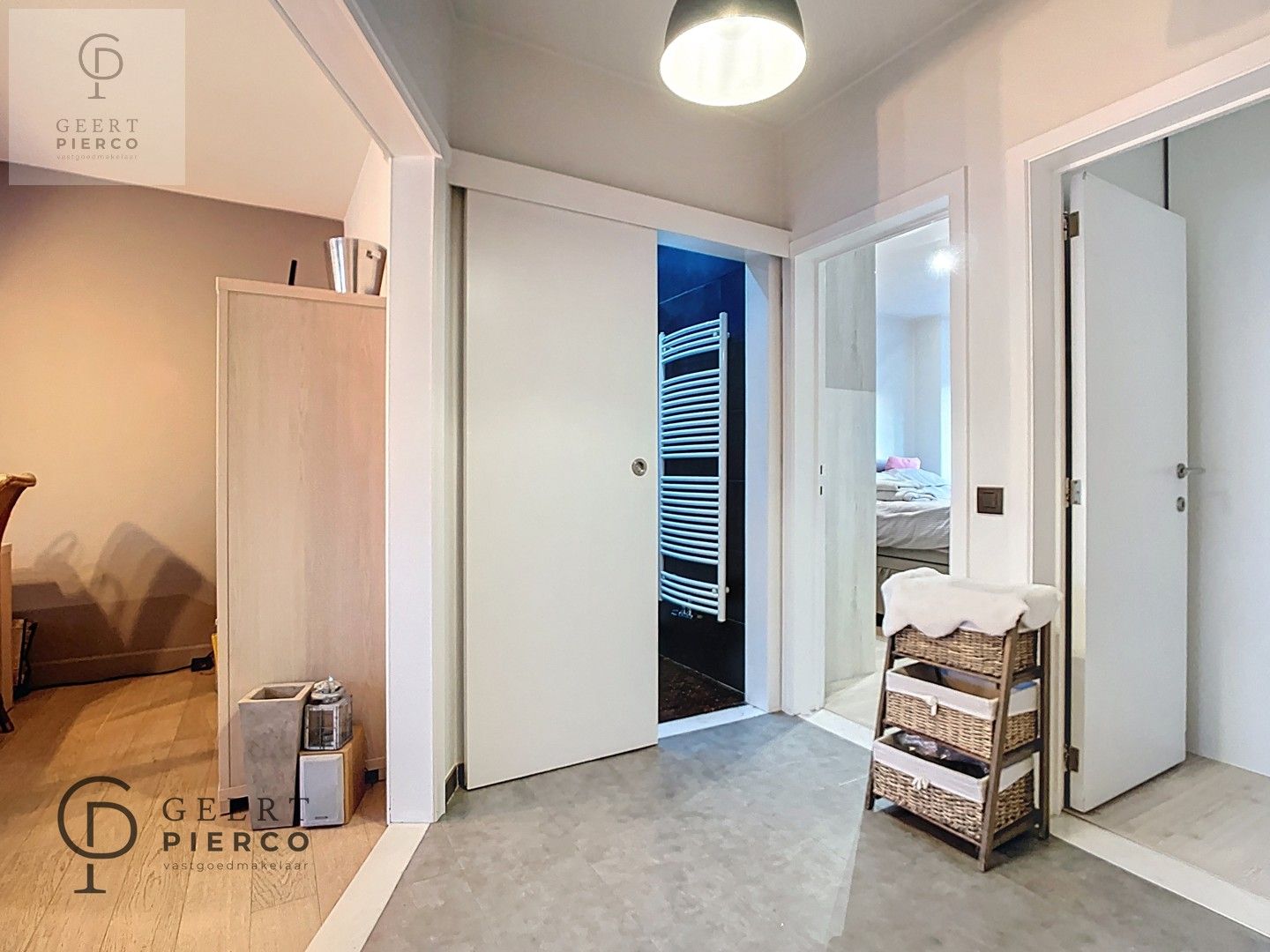 Gerenoveerd appartement met twee slaapkamers, ruim terras en ondergrondse staanplaats aan de stadsrand van Tienen. foto 2