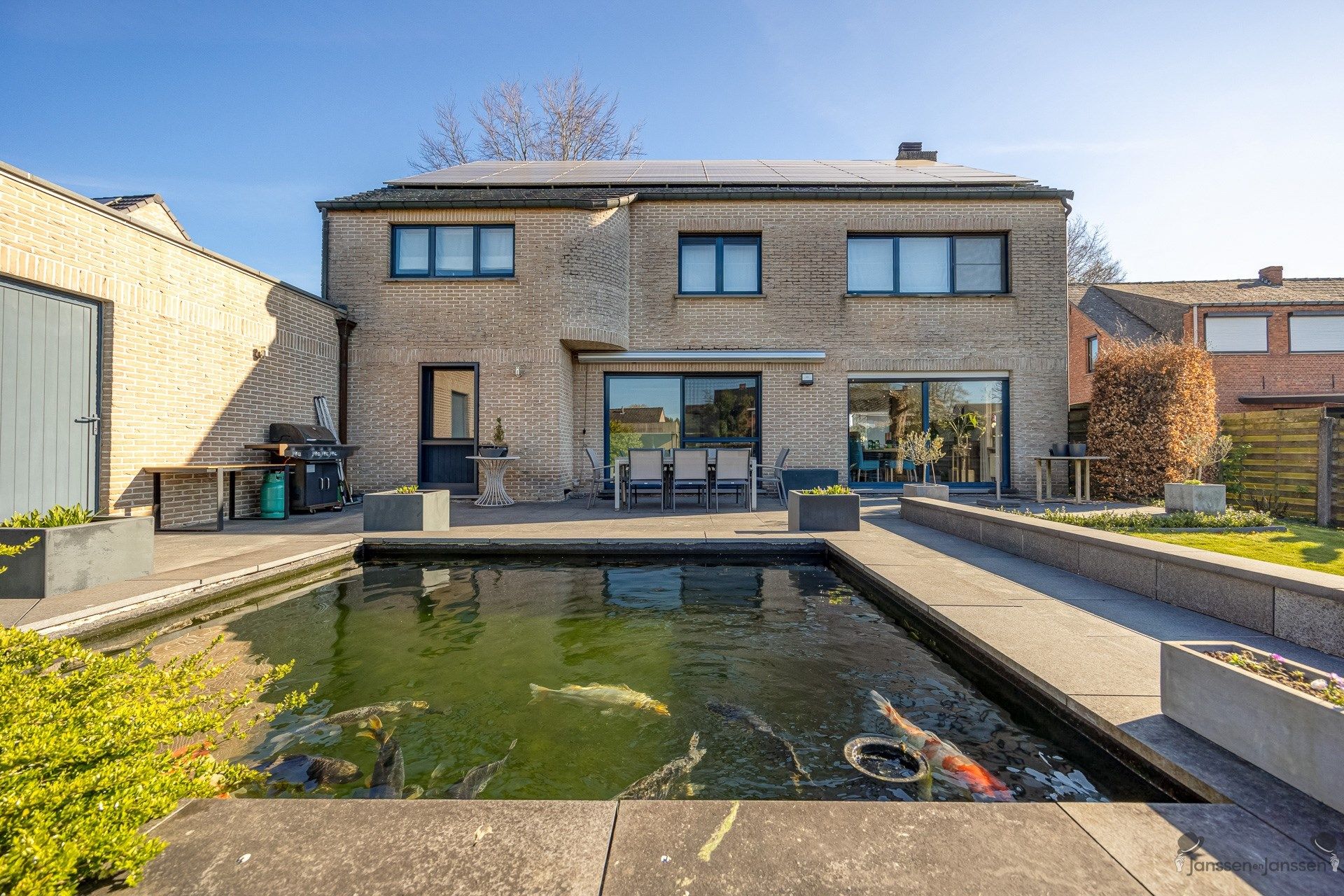 Ruime woning met vijf slaapkamers, vijver en zwembad op 977 m². foto 3