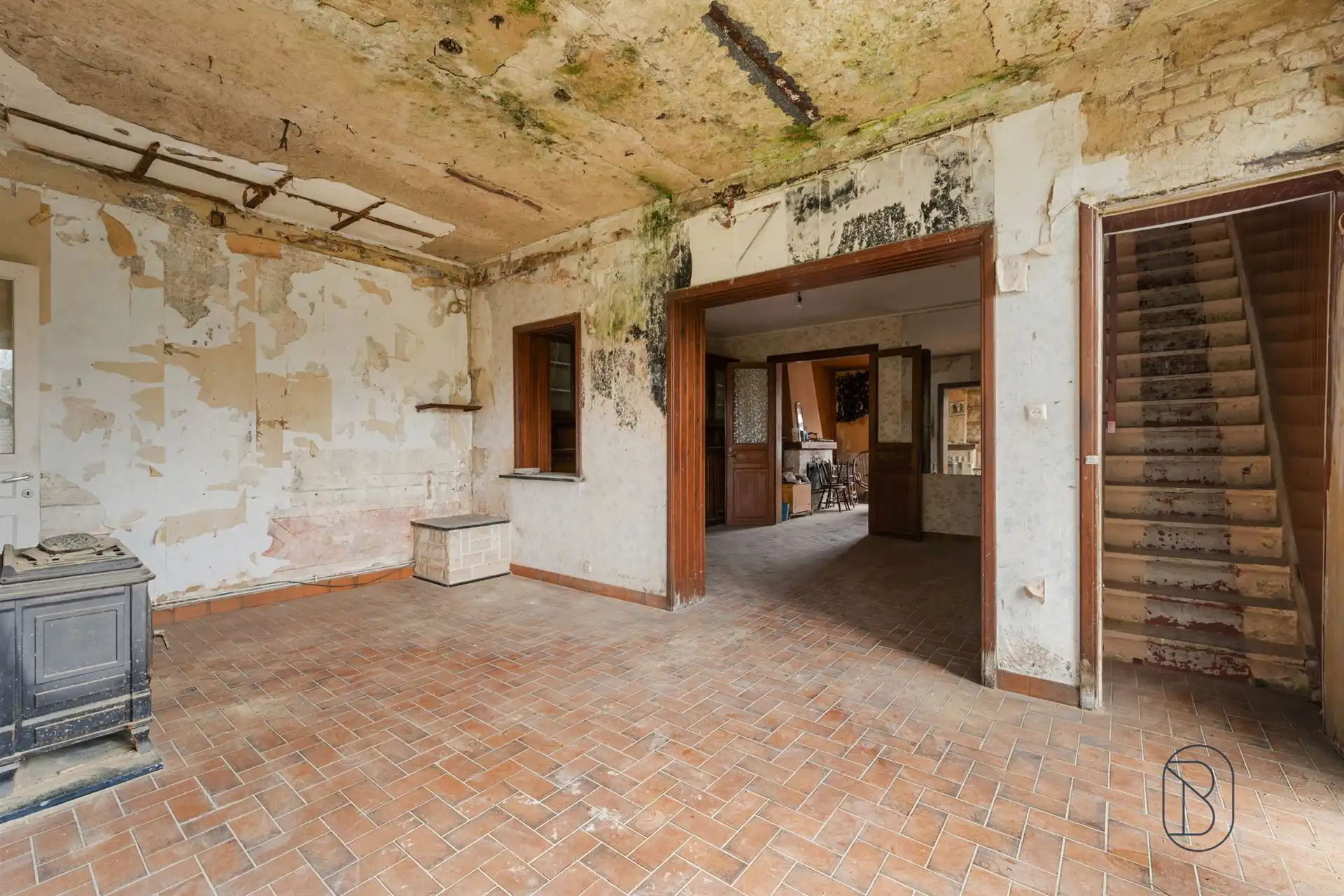 Totaal te renoveren woning met bijgebouwen op 1570m2 foto 14