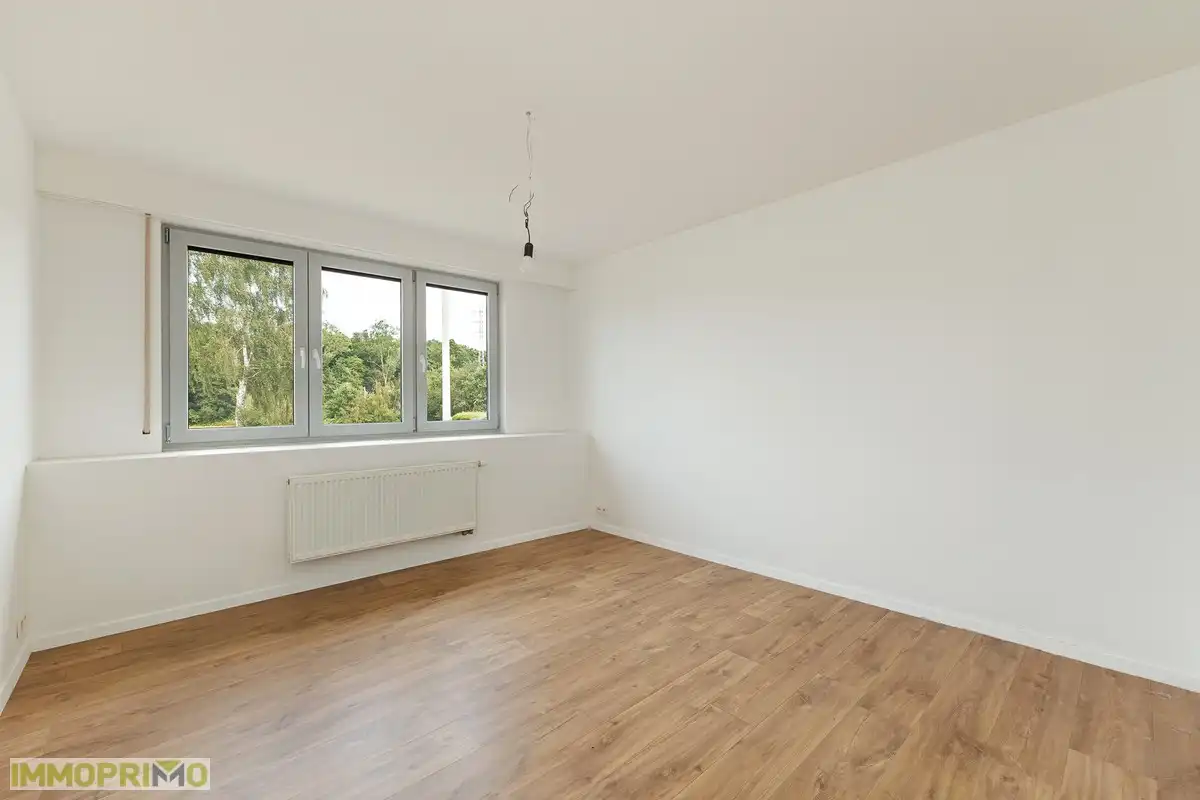 Instapklare moderne gezinswoning met lichtrijke leefruimte en gezellige stadstuin foto 16