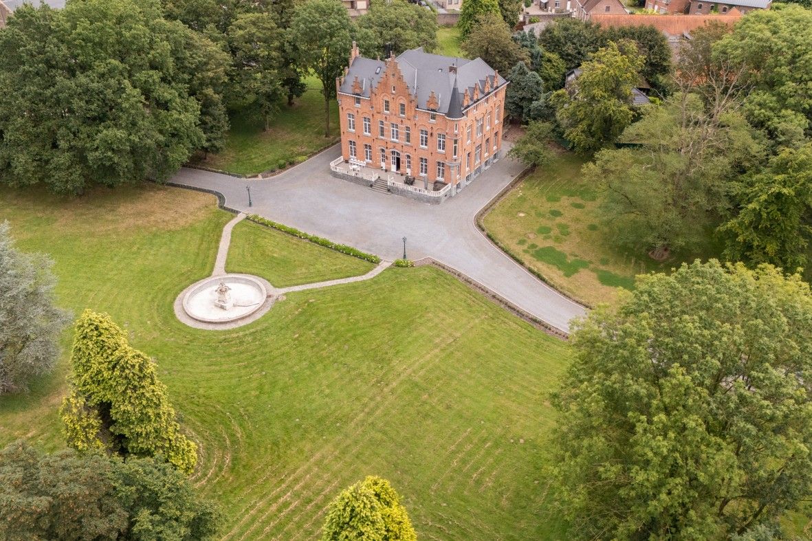 Energiezuinig kasteel op bijna 5 hectare gelegen tussen Leuven en Hasselt foto {{pictureIndex}}