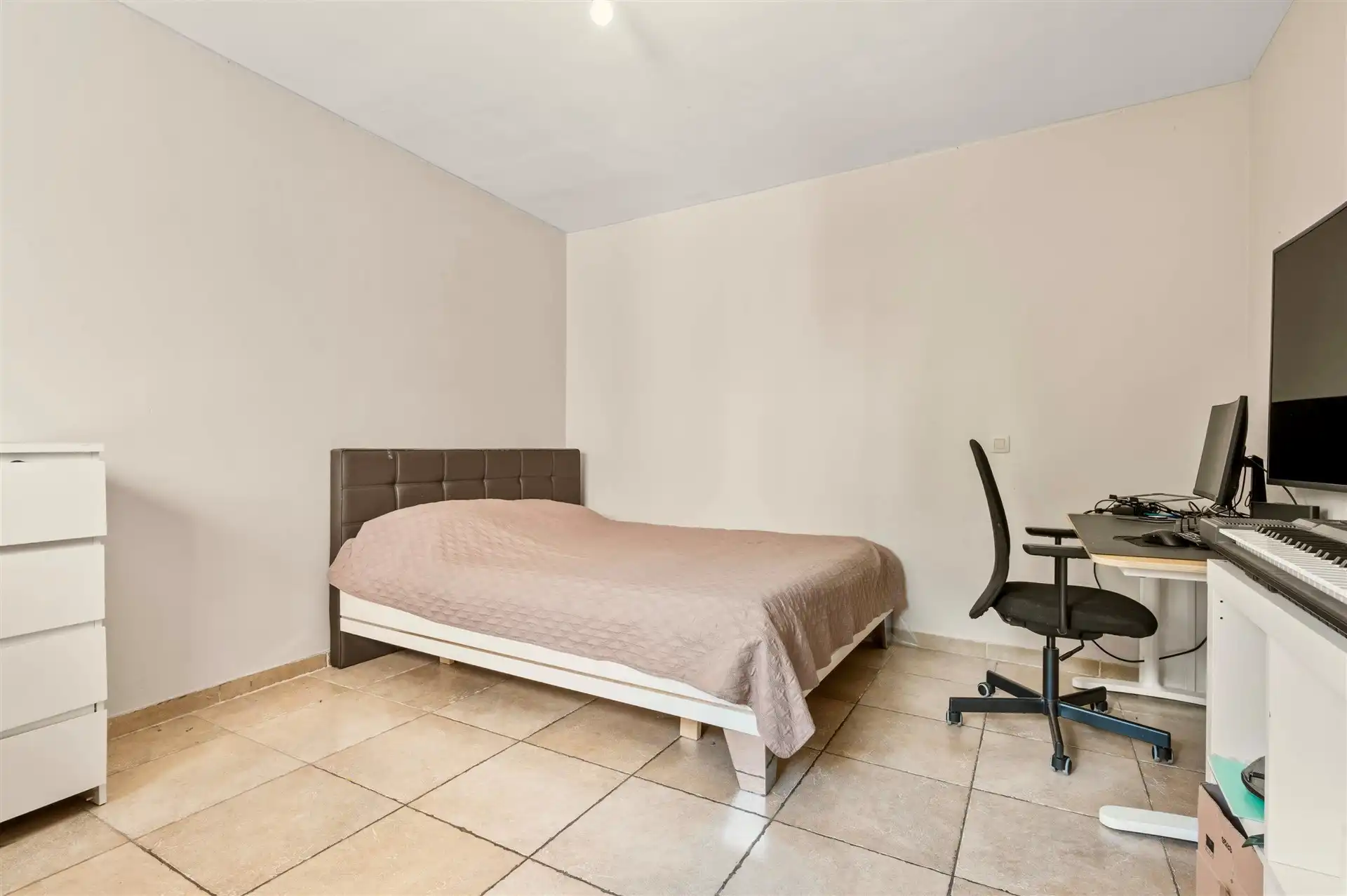 Knappe, ruime instapklare woning met 4 slpks, 2 bdks en tuin foto 14