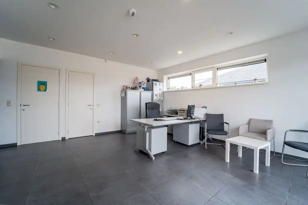 RUIM HANDELSHUIS MET WOONST TE SPALBEEK (HASSELT) foto 24