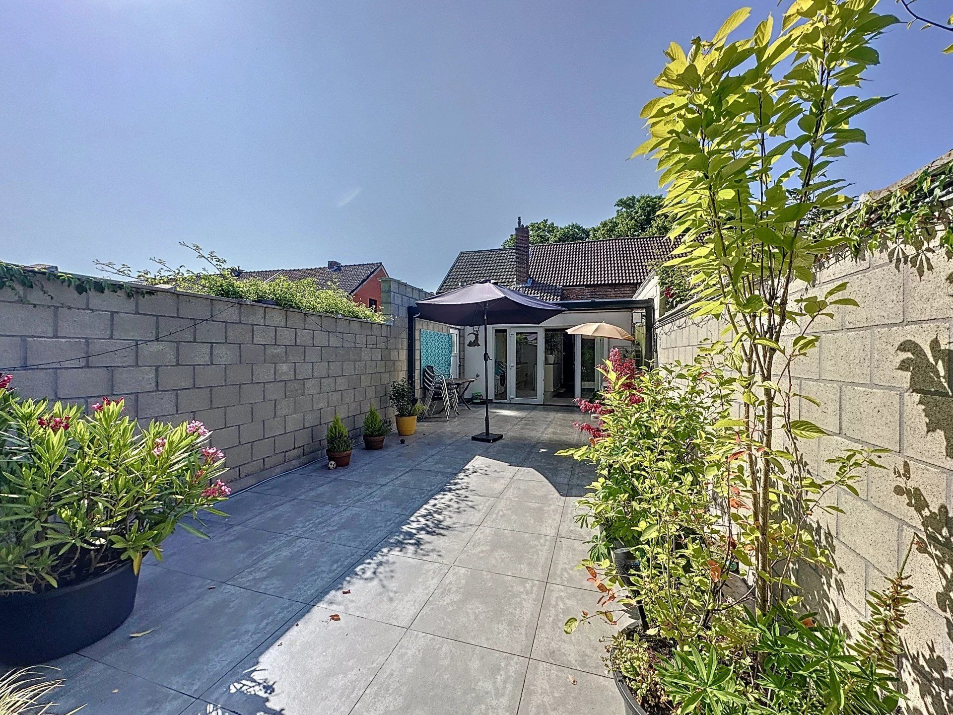 Super gezellige woning met groot terras, mooie bloementuin en carport. foto 21
