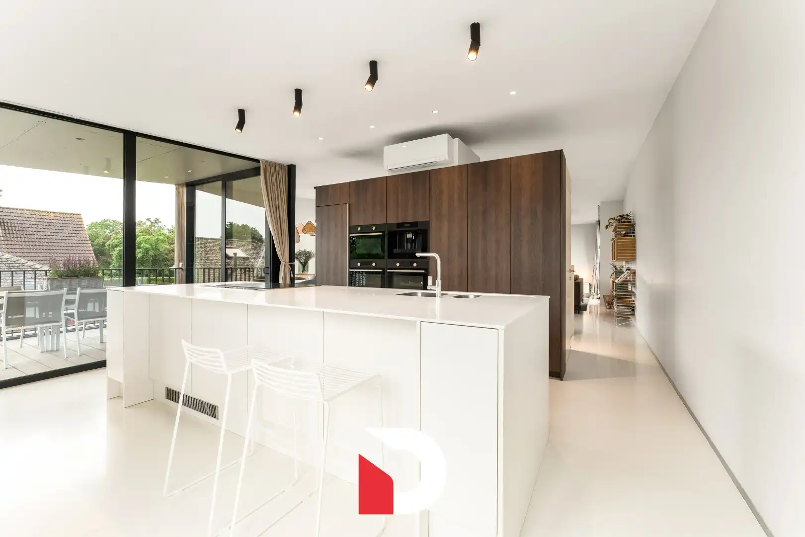Unieke tijdloze villa met 3 tot 4 slk op leuk perceel in Sint-Andries foto {{pictureIndex}}