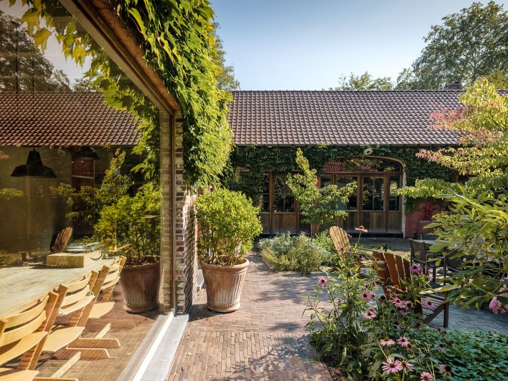 Gerenoveerde kasteelhoeve met prachtige tuin op 3.140 m² foto 2