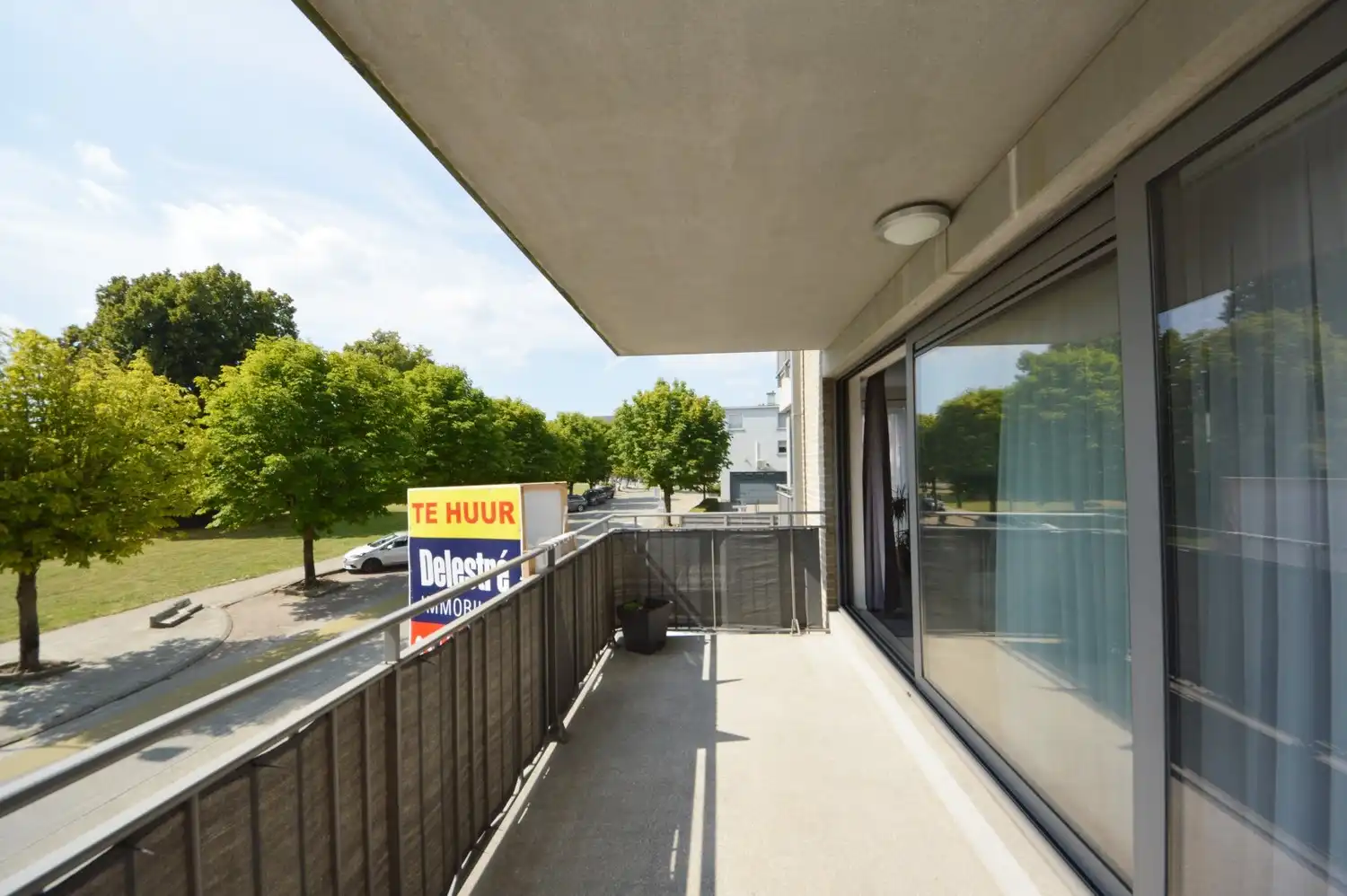Lichtrijk en modern appartement met riant zonneterras, 2 ondergrondse staanplaatsen én kelder in hartje Ninove! foto 5