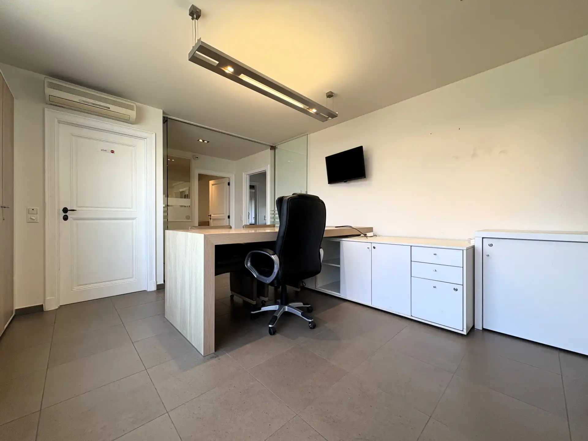 Ruime en veelzijdige handelsruimte met sterke zichtbaarheid in regio Waregem foto 13