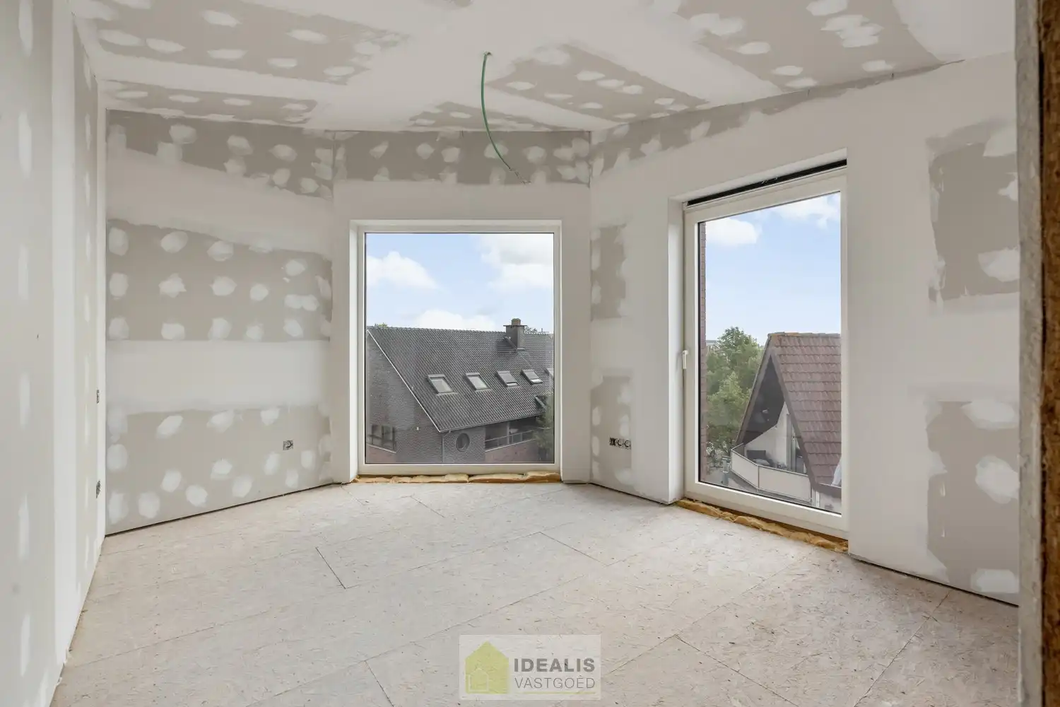 IDEALIS VASTGOED - PRACHTIGE CASCO+ PENTHOUSE MET EEN HEERLIJK LICHTRIJKE WOONKAMER MET OPEN KEUKEN EN AANSLUITEND ZEER RUIM TERRAS, 2 SLAAPKAMERS, BADKAMER, BERGPLAATS EN KELDERBERGING OP EEN GEGEERDE LOCATIE IN HET CENTRUM VAN PEER! Een aangename penthouse met een netto bewoonbare oppervlakte van +-102m² met veel lichtinval en grote glaspartijen en een ruim terras van maar liefst +- 22m², met apart kelderberging en fietsenstalling op een gegeerde locatie! Deze casco+ penthouse biedt op de 2de  verdieping een heerlijk ruime woonkamer met open keuken, een ruime inkom, een toilet, een bergplaats en toegang tot het ruim terras. Op de 3de  verdieping beschikt het penthouse over 2 slaapkamers en een badkamer. Een penthouse met vele troeven dus, nl. casco+ en nog volledig naar eigen smaak af te werken, een fijne locatie, veel lichtinval en ruime glaspartijen, zeer ruime leefruimte met open keuken, 2 slaapkamers, laag energieverbruik,… foto 15