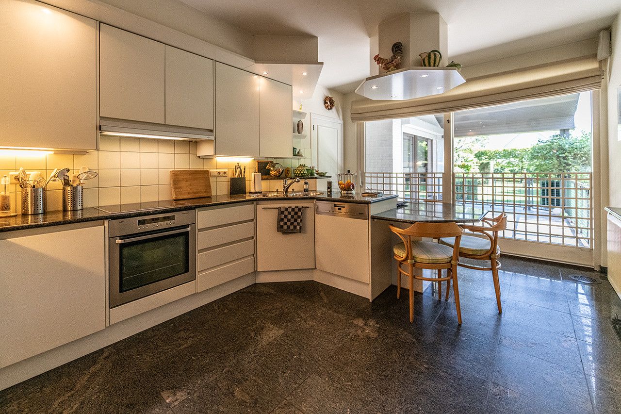 Ruime en exclusieve villa met 5 slaapkamers op perceel van 40 are foto 4
