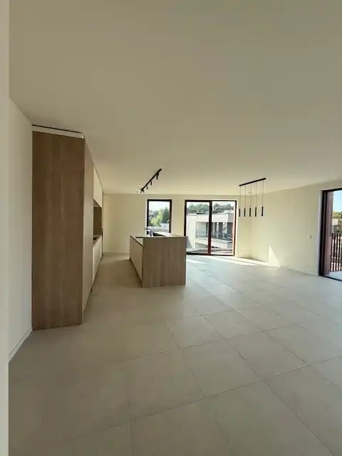 Exclusieve penthouse in residentie Klaver met luxe, ruimte en zon in het hart van Lummen foto {{pictureIndex}}