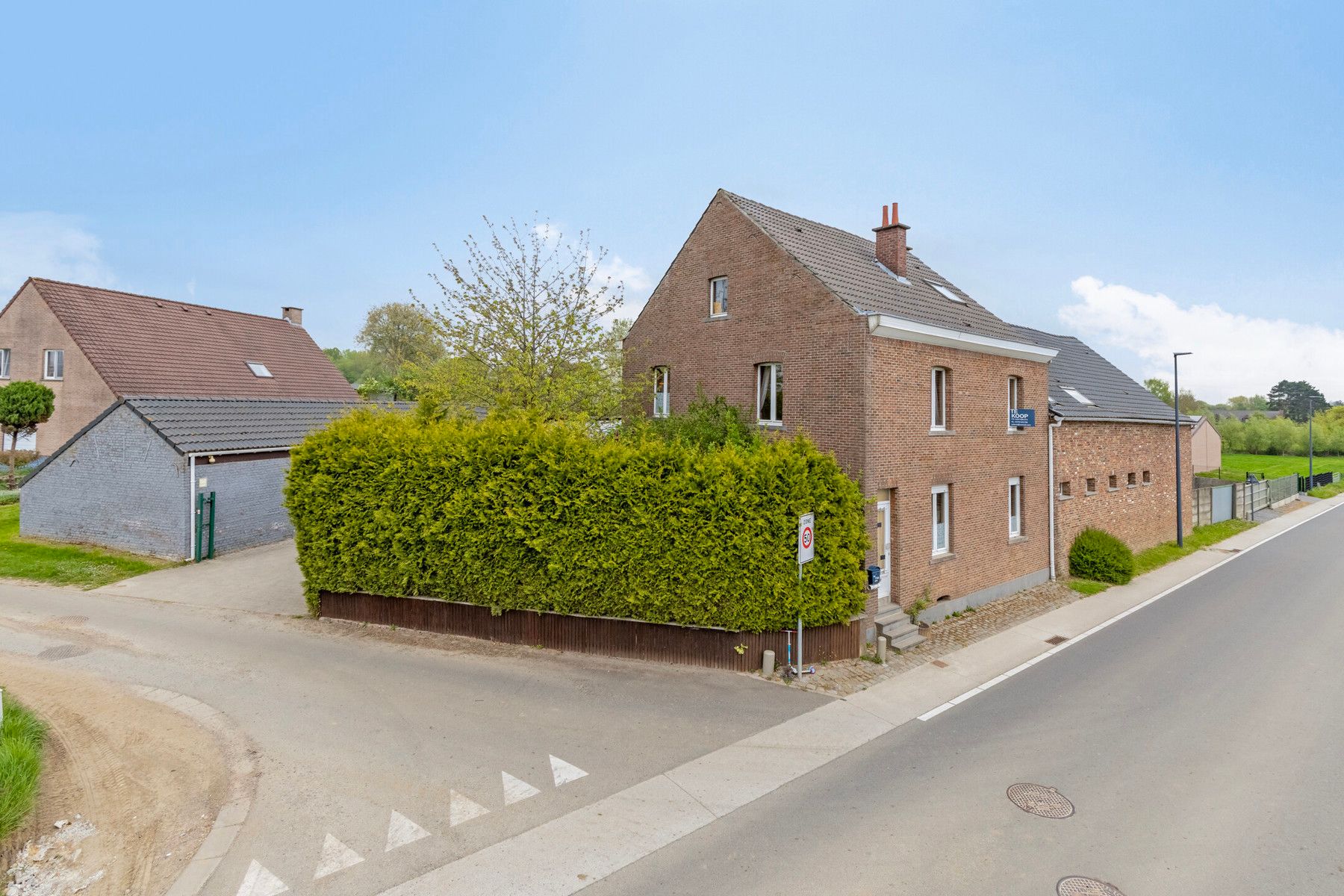 Hoofdfoto van de publicatie: Ruime woning met aanpalende loods op toplocatie.