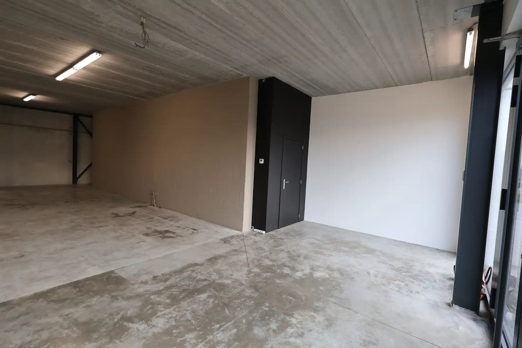 Opslagruimte/ winkelruimte van ca 200 m² op bedrijventerrein De Mil. foto 3