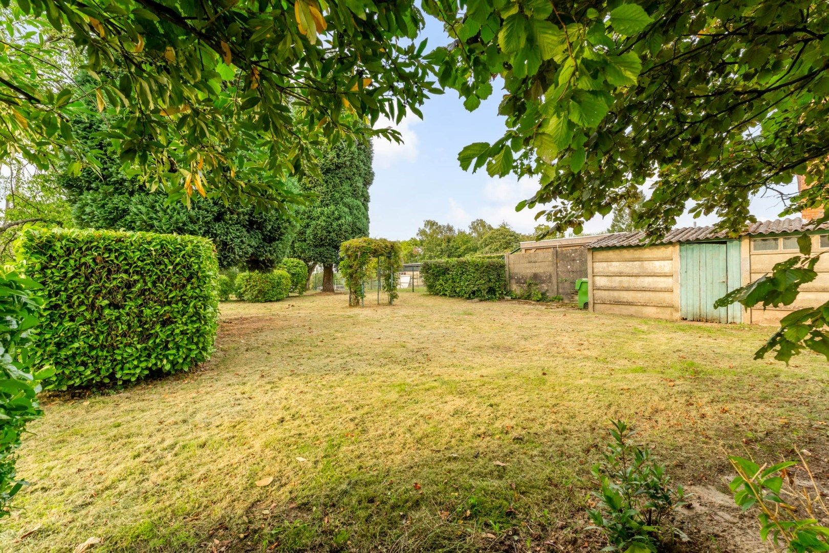 Te renoveren halfvrijstaande woning met bijzonder ruime en weelderige tuin op 10a 82ca foto 26